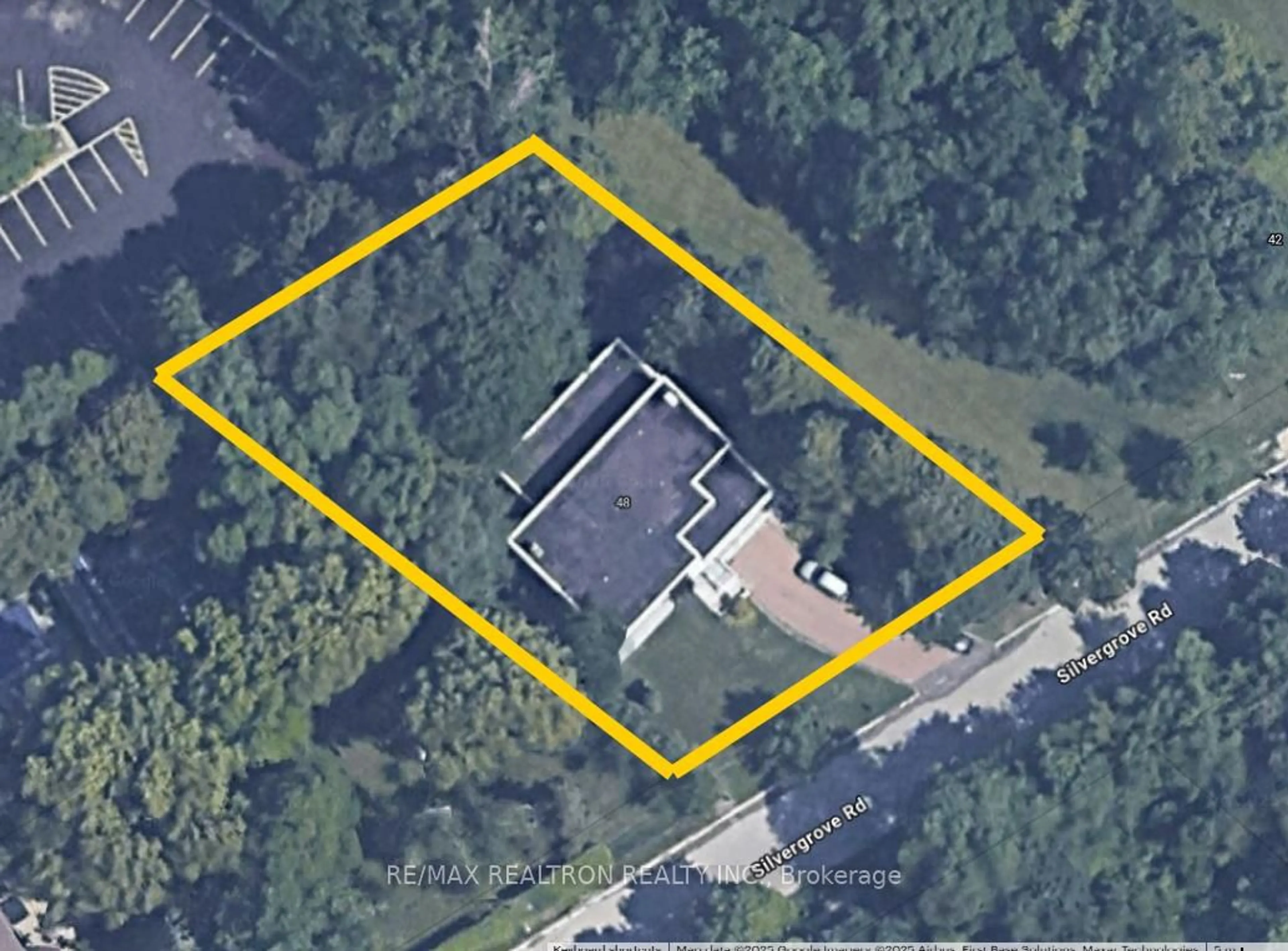 A pic from outside/outdoor area/front of a property/back of a property/a pic from drone, building for 48 Silvergrove Rd, Toronto Ontario M2L 2N6