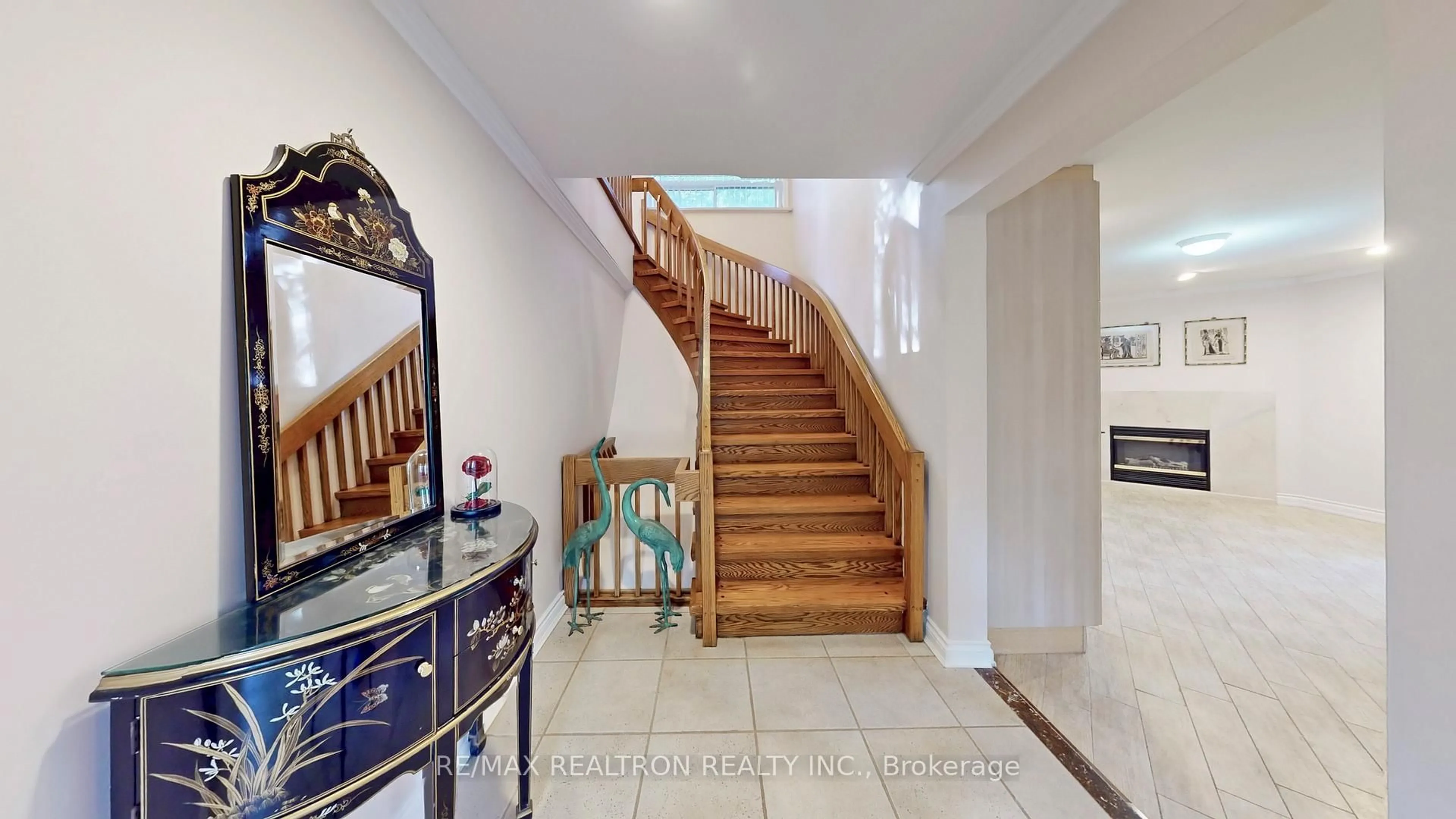 Indoor foyer for 48 Silvergrove Rd, Toronto Ontario M2L 2N6