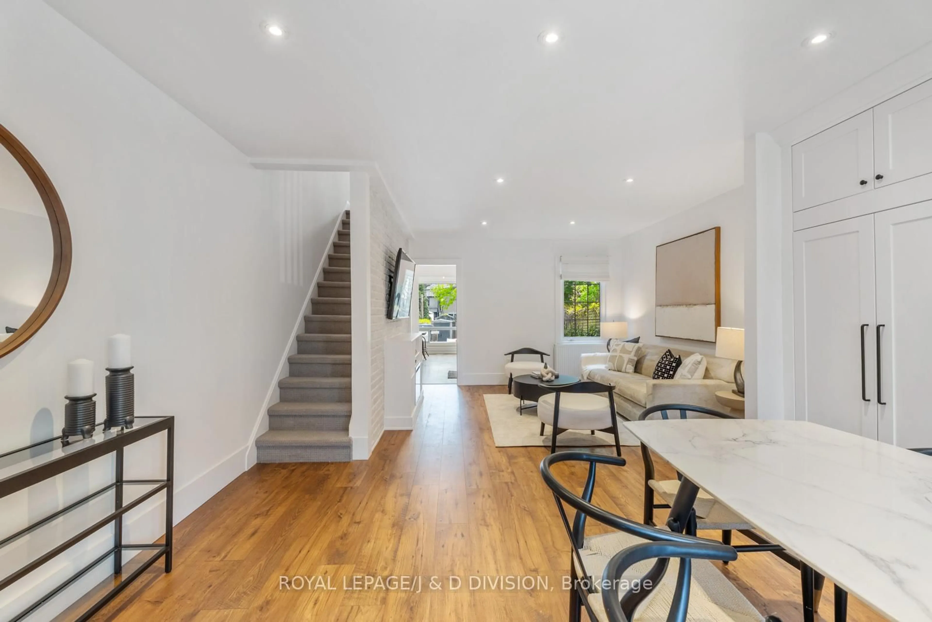 Unknown for 325 Davisville Ave, Toronto Ontario M4S 1H1