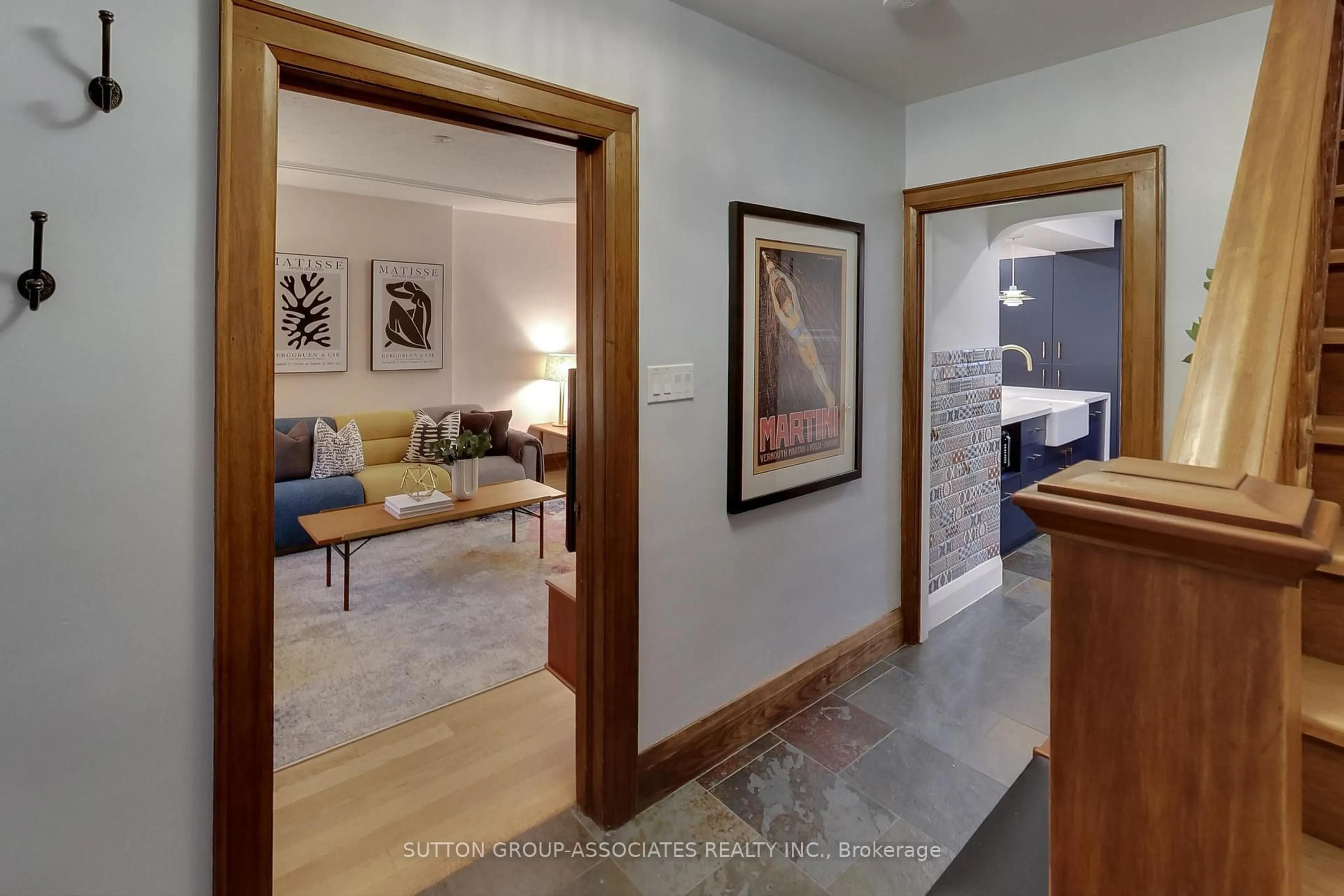 Indoor foyer for 7 Roseneath Gdns, Toronto Ontario M6C 3X5