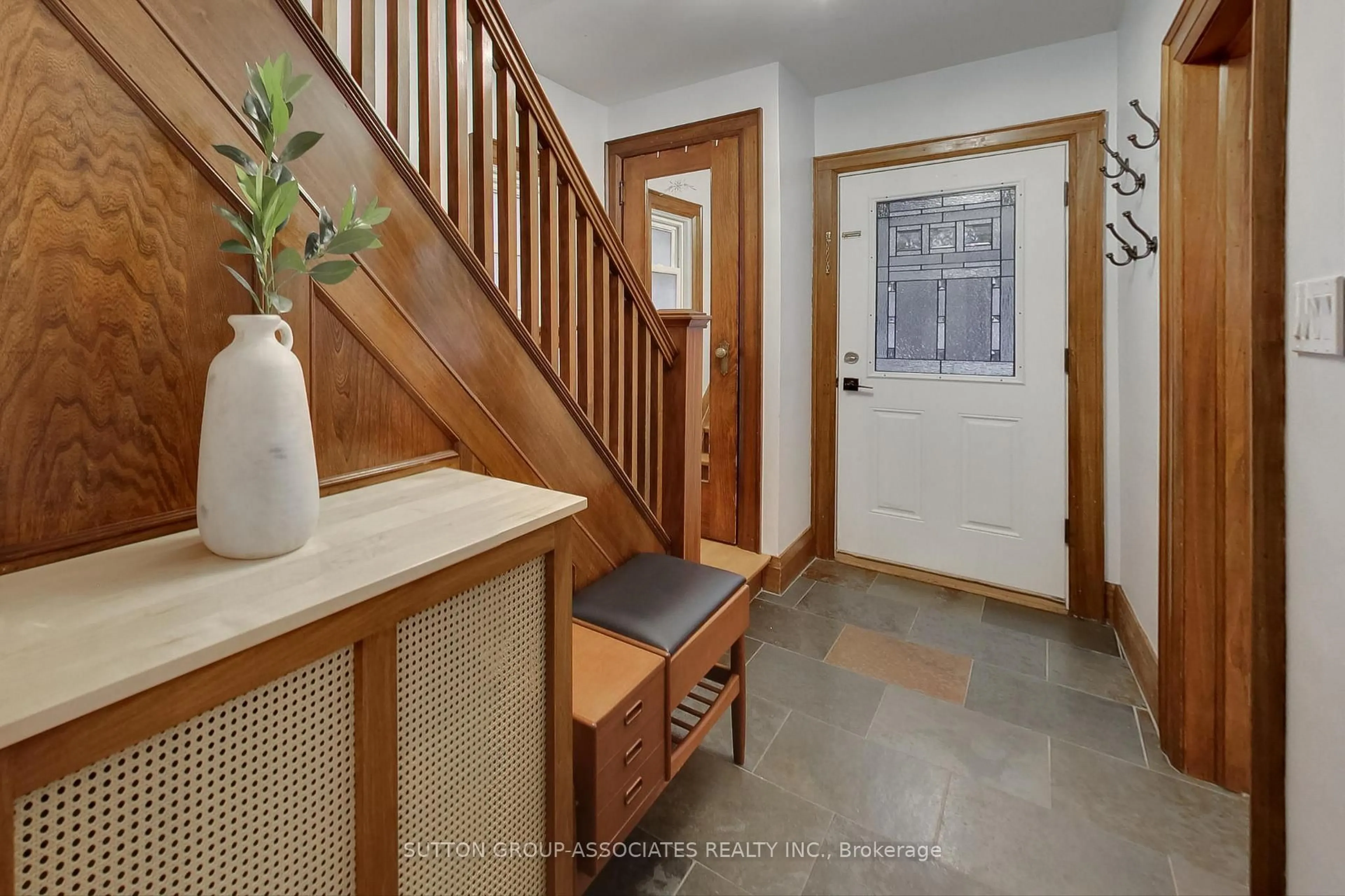 Indoor entryway for 7 Roseneath Gdns, Toronto Ontario M6C 3X5