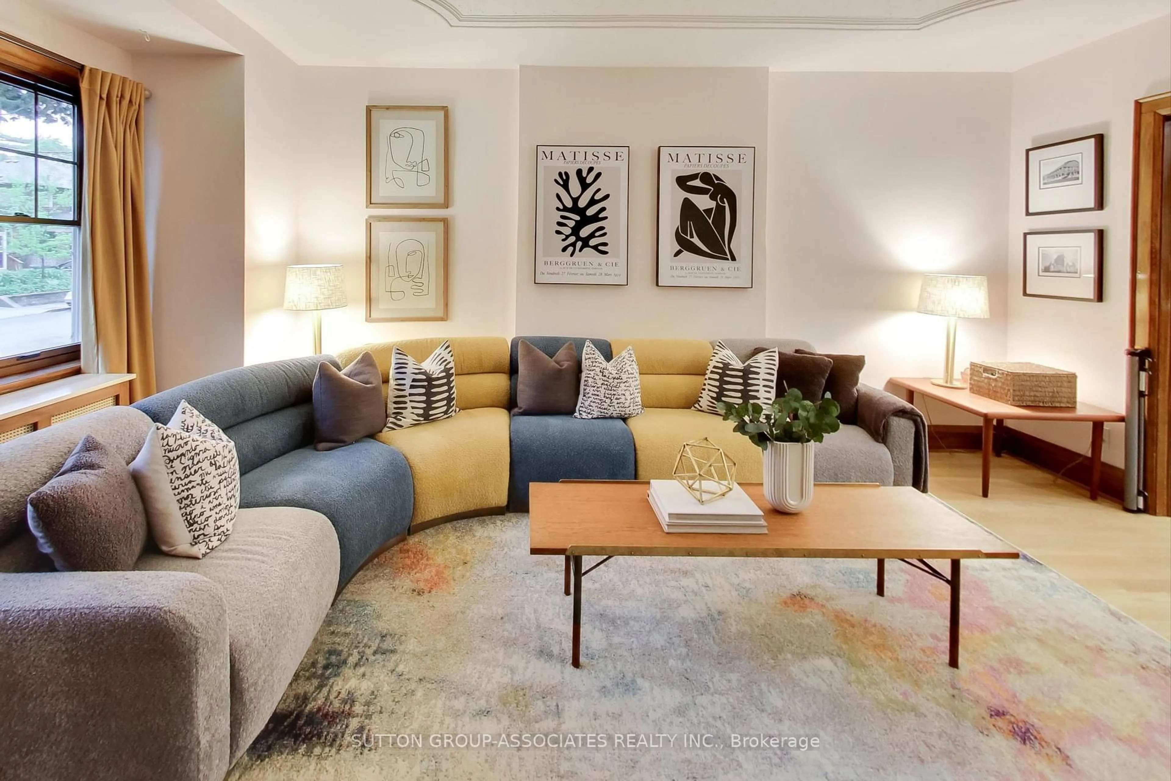 Living room with furniture, carpet floor for 7 Roseneath Gdns, Toronto Ontario M6C 3X5