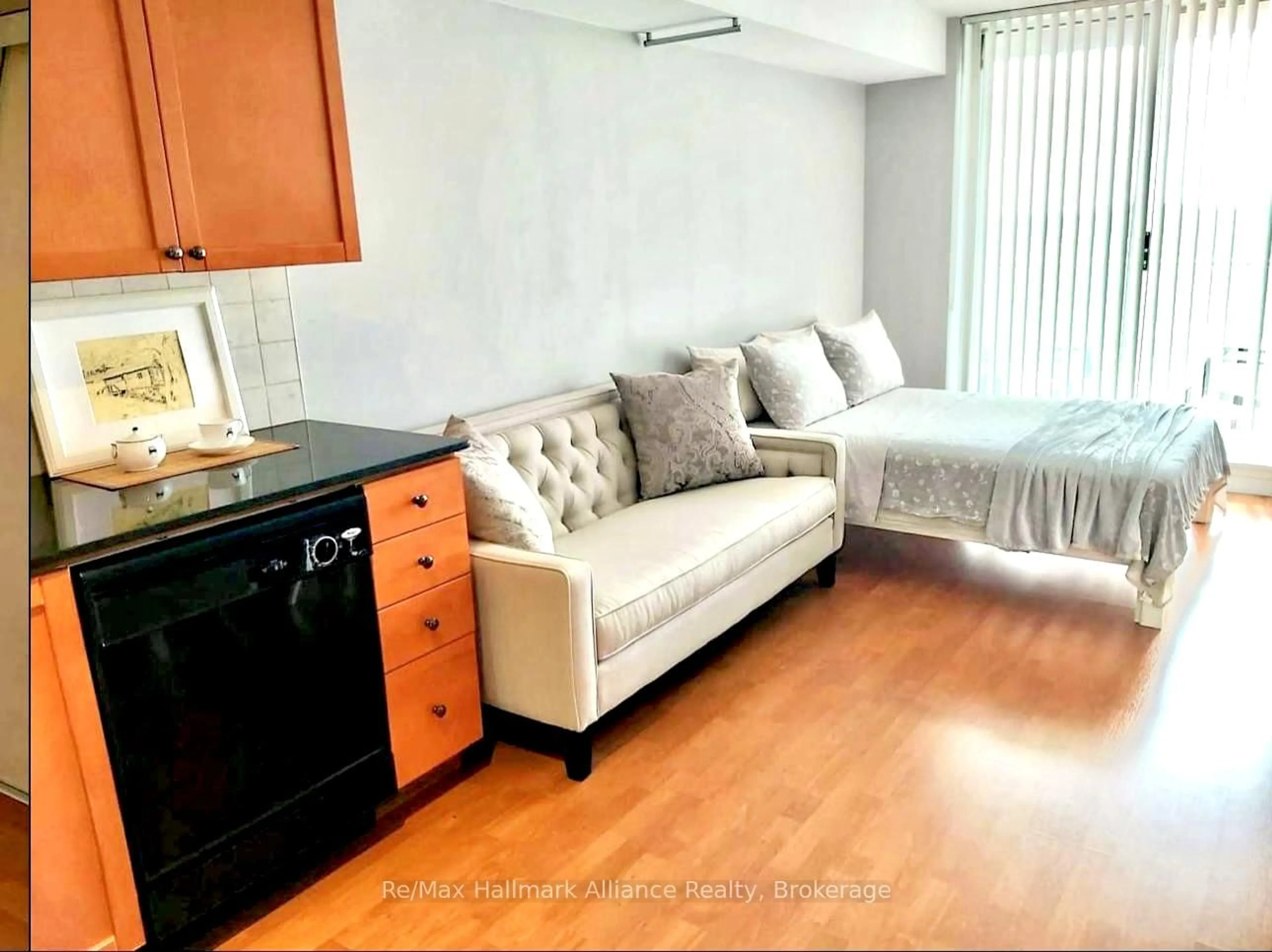 Living room with furniture, wood/laminate floor for 1369 Bloor St #910, Toronto Ontario M6P 4J4