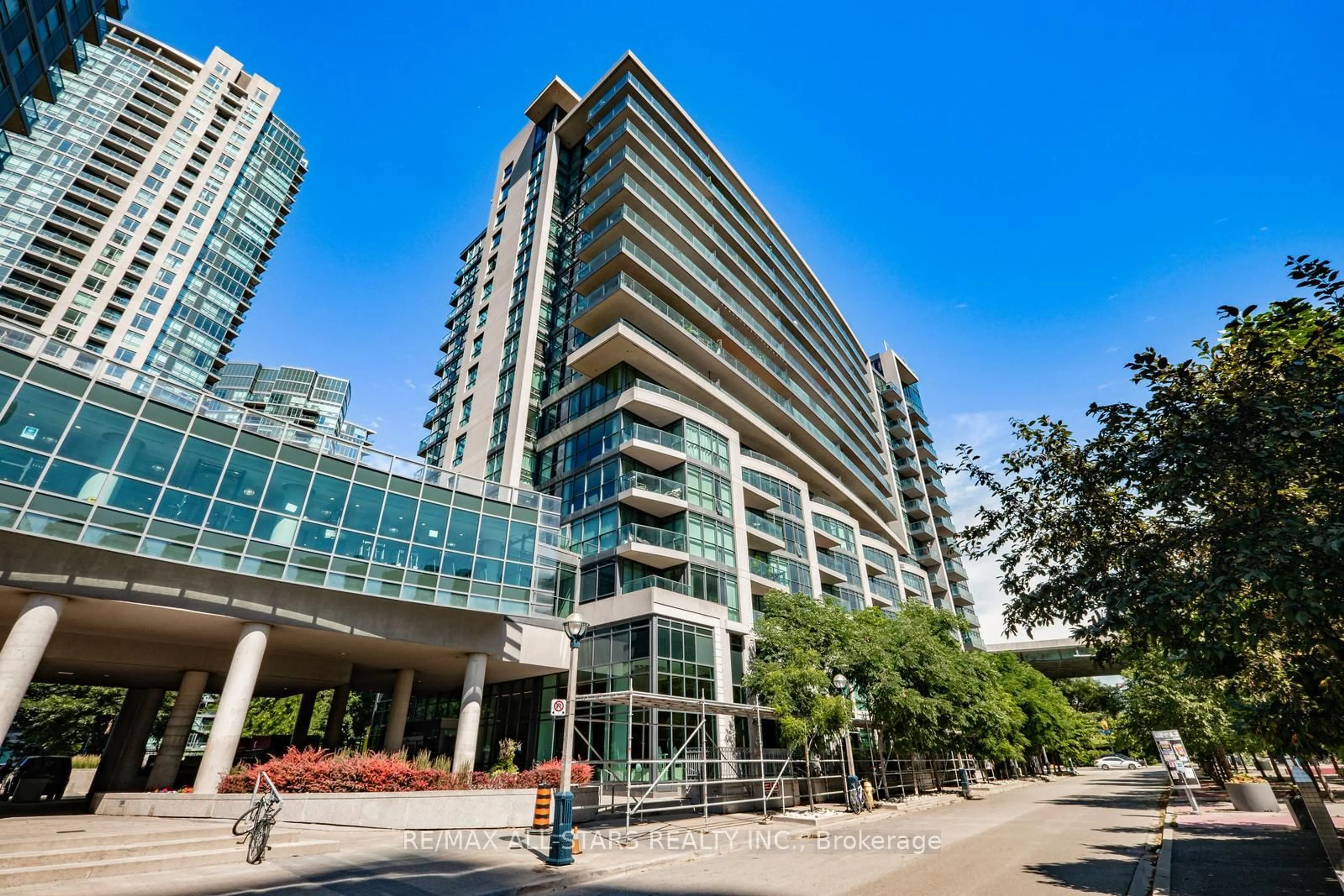 Indoor foyer for 209 Fort York Blvd #471, Toronto Ontario M5V 4A1