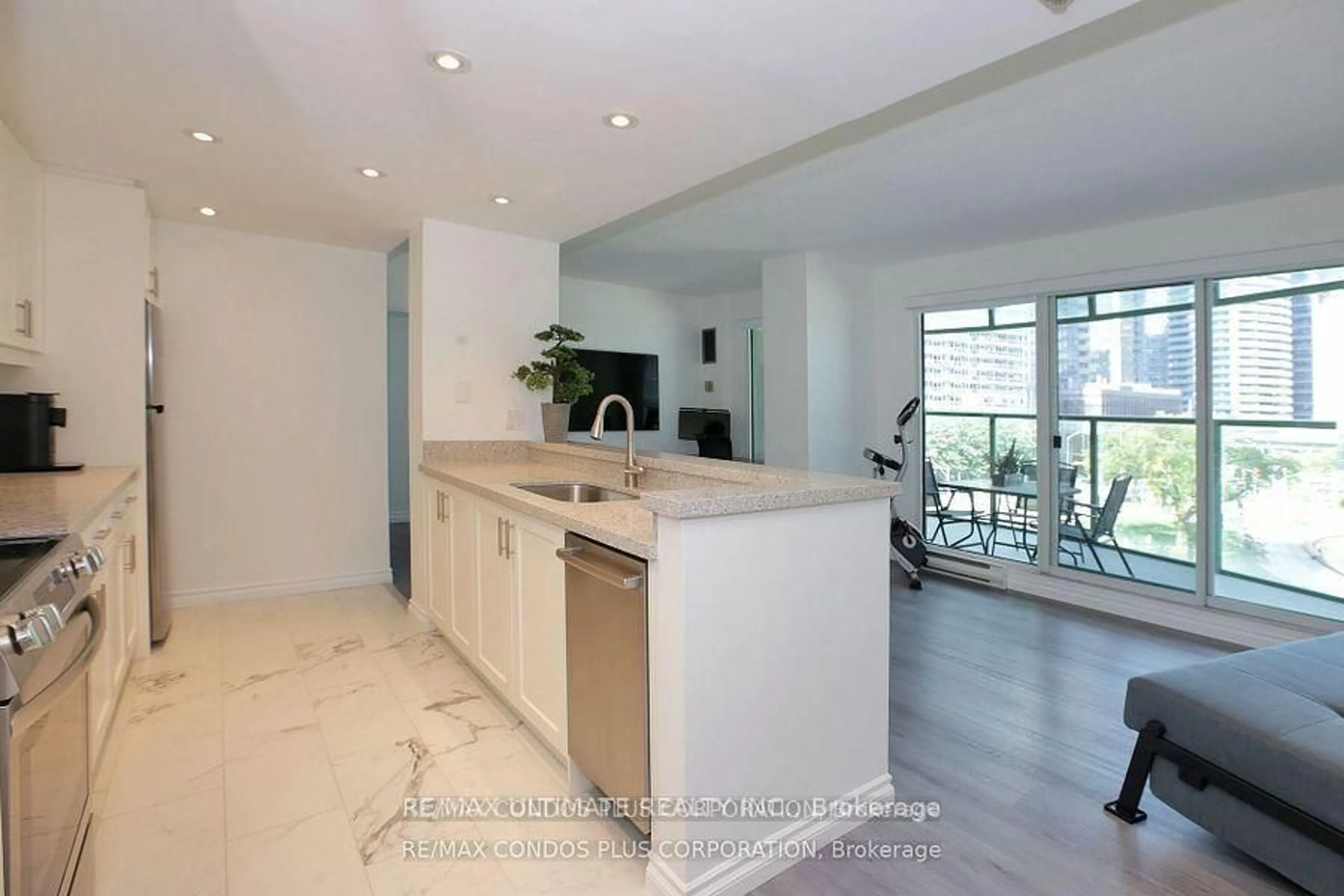 Open concept kitchen, ceramic/tile floor for 77 Harbour Sq #601, Toronto Ontario M5J 2S2
