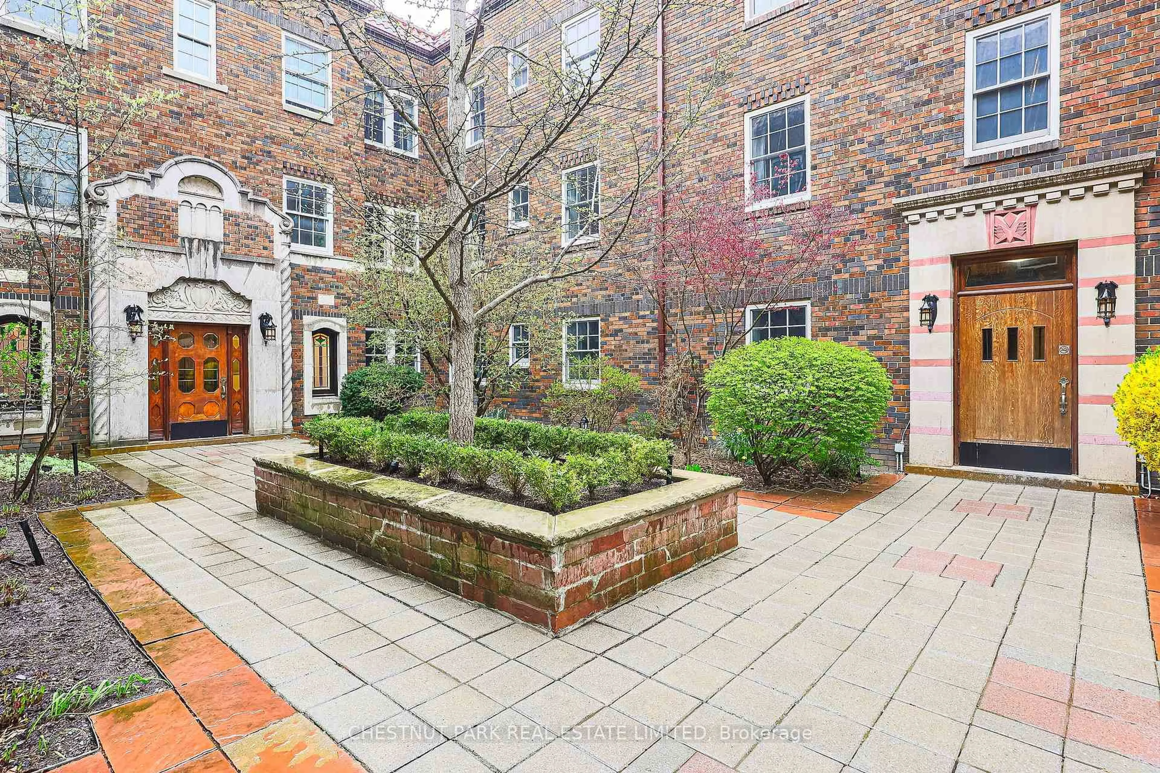 Patio, street for 480 Oriole Pkwy #111, Toronto Ontario M5P 2H8