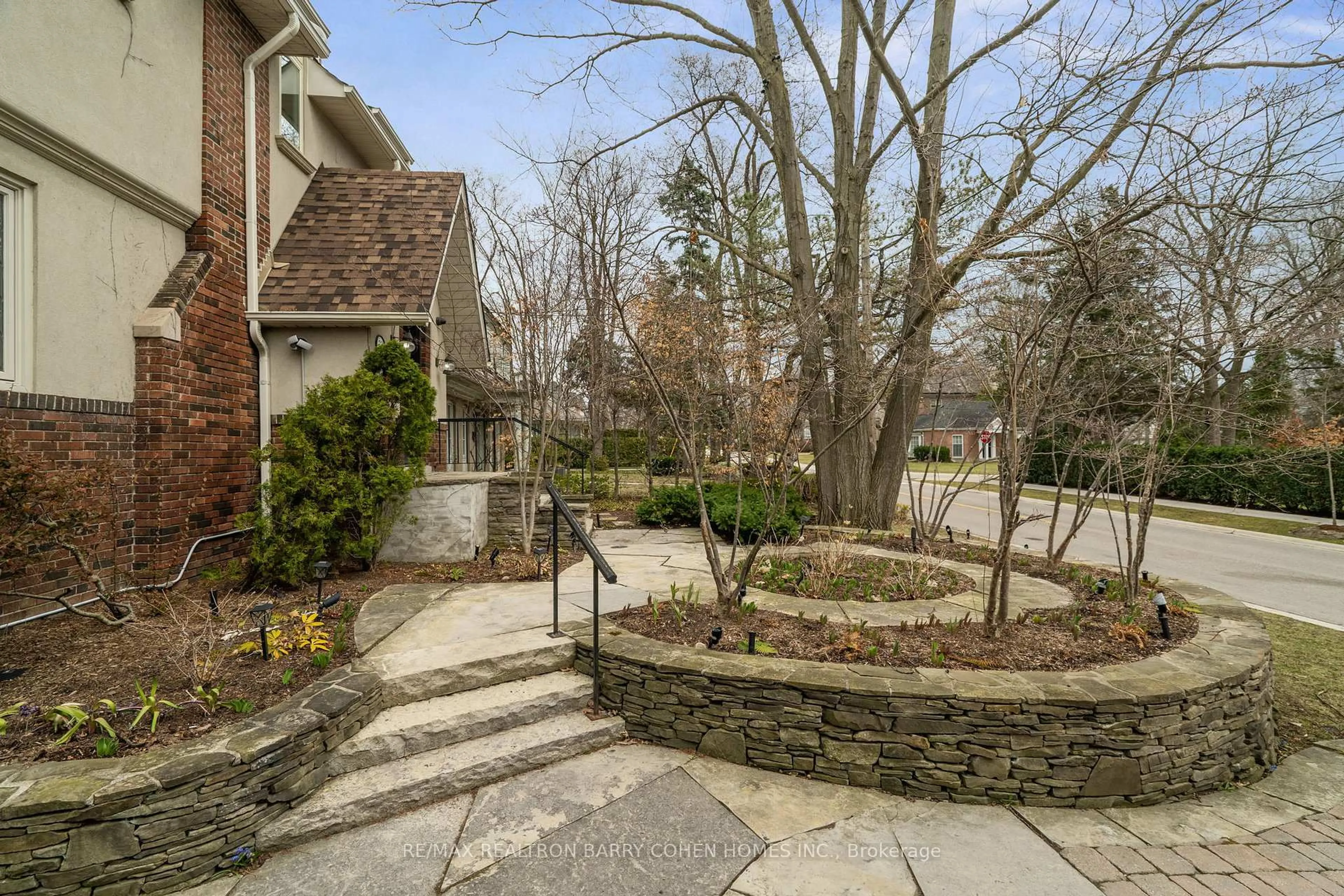 Patio, street for 32 Beechwood Ave, Toronto Ontario M6N 4T1