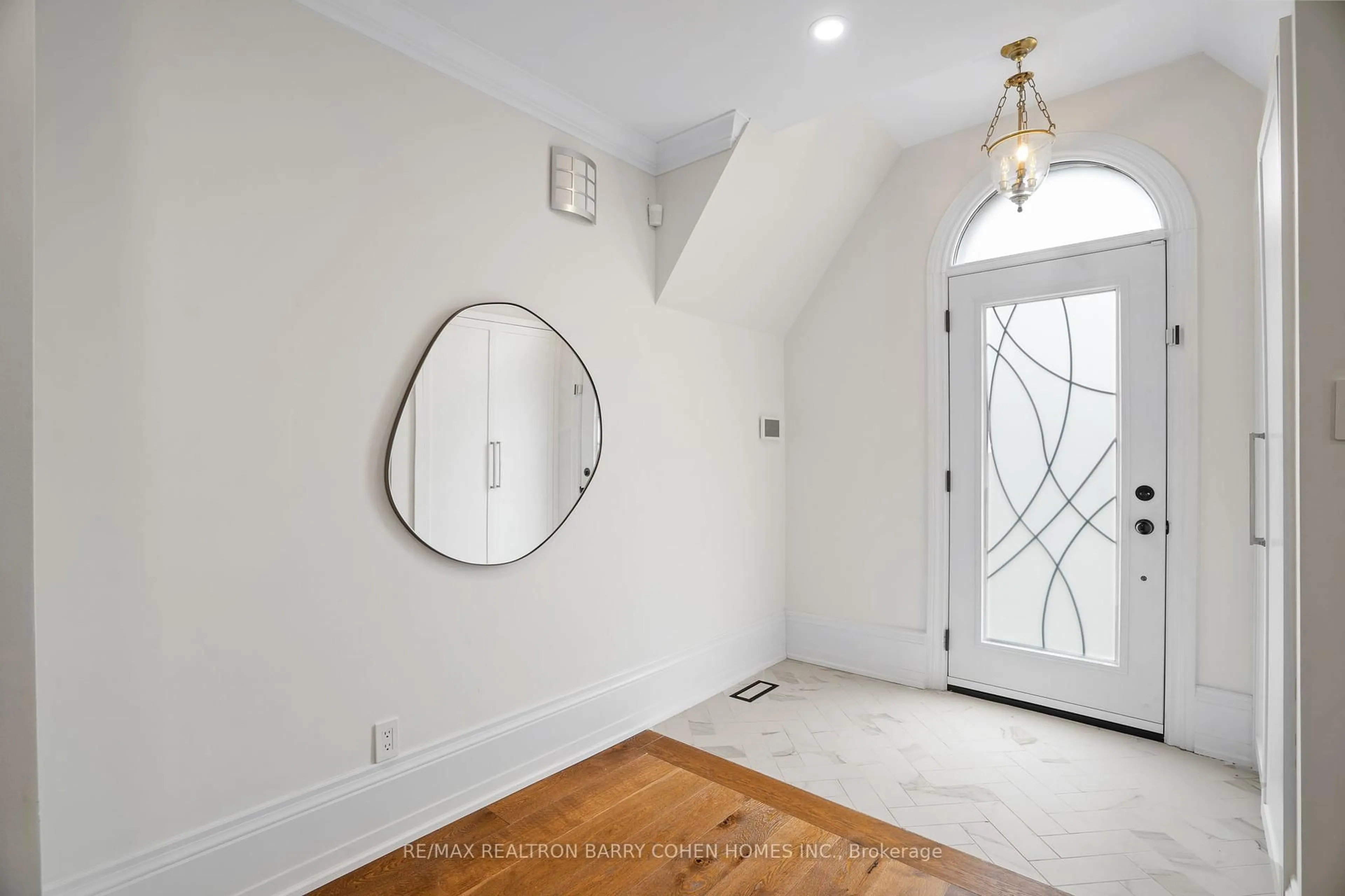 Indoor entryway for 32 Beechwood Ave, Toronto Ontario M6N 4T1