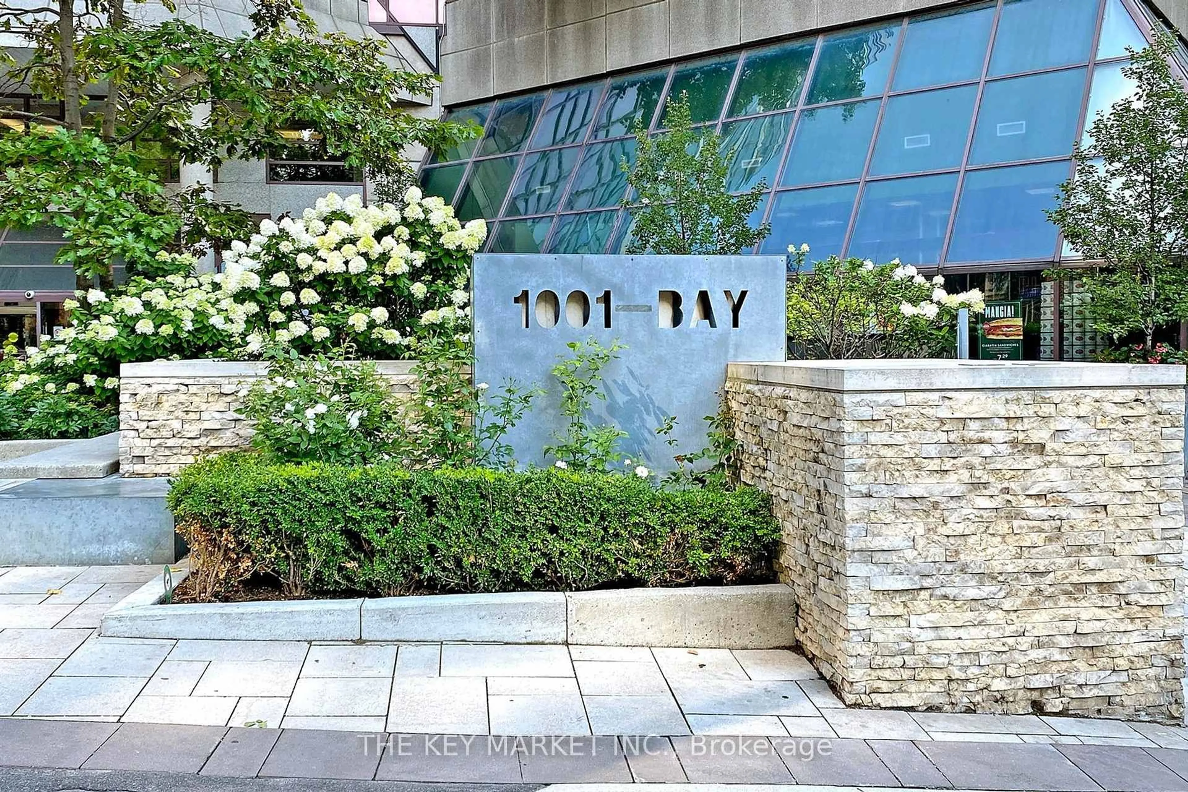 Patio, street for 1001 Bay St #813, Toronto Ontario M5S 3A6