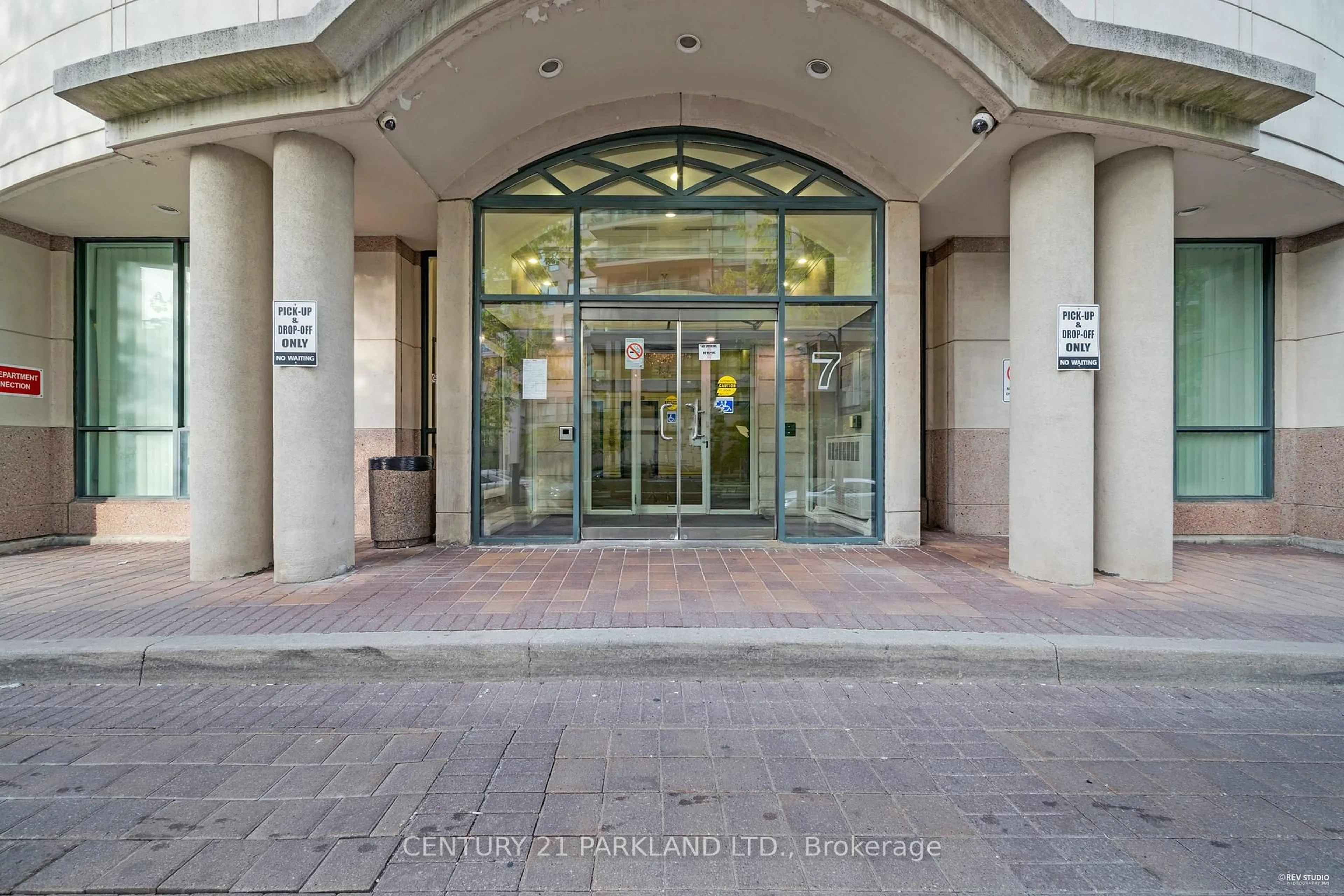 Indoor foyer for 7 Lorraine Dr #LRG 7, Toronto Ontario M2N 7H3