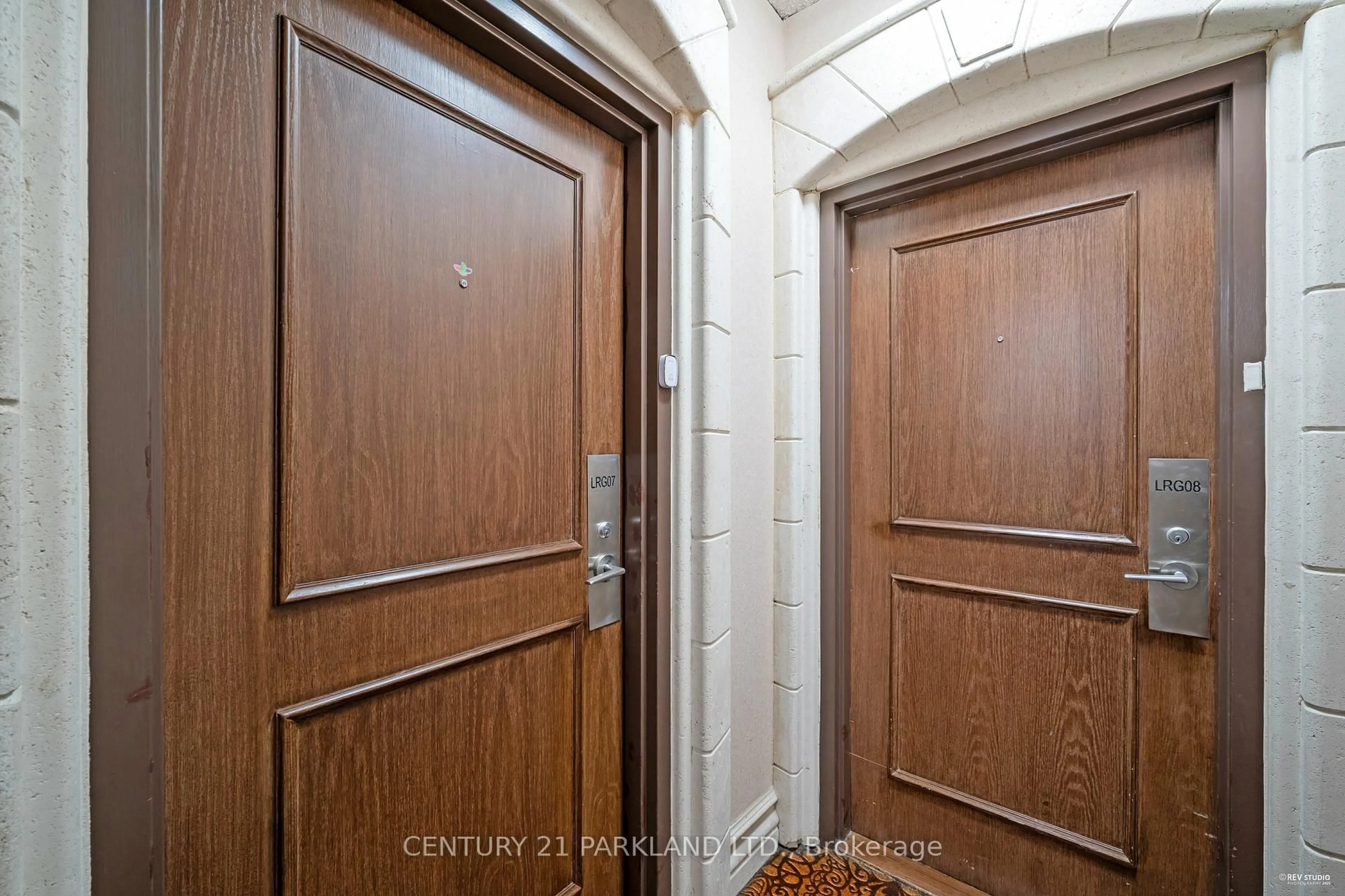 Indoor entryway for 7 Lorraine Dr #LRG 7, Toronto Ontario M2N 7H3