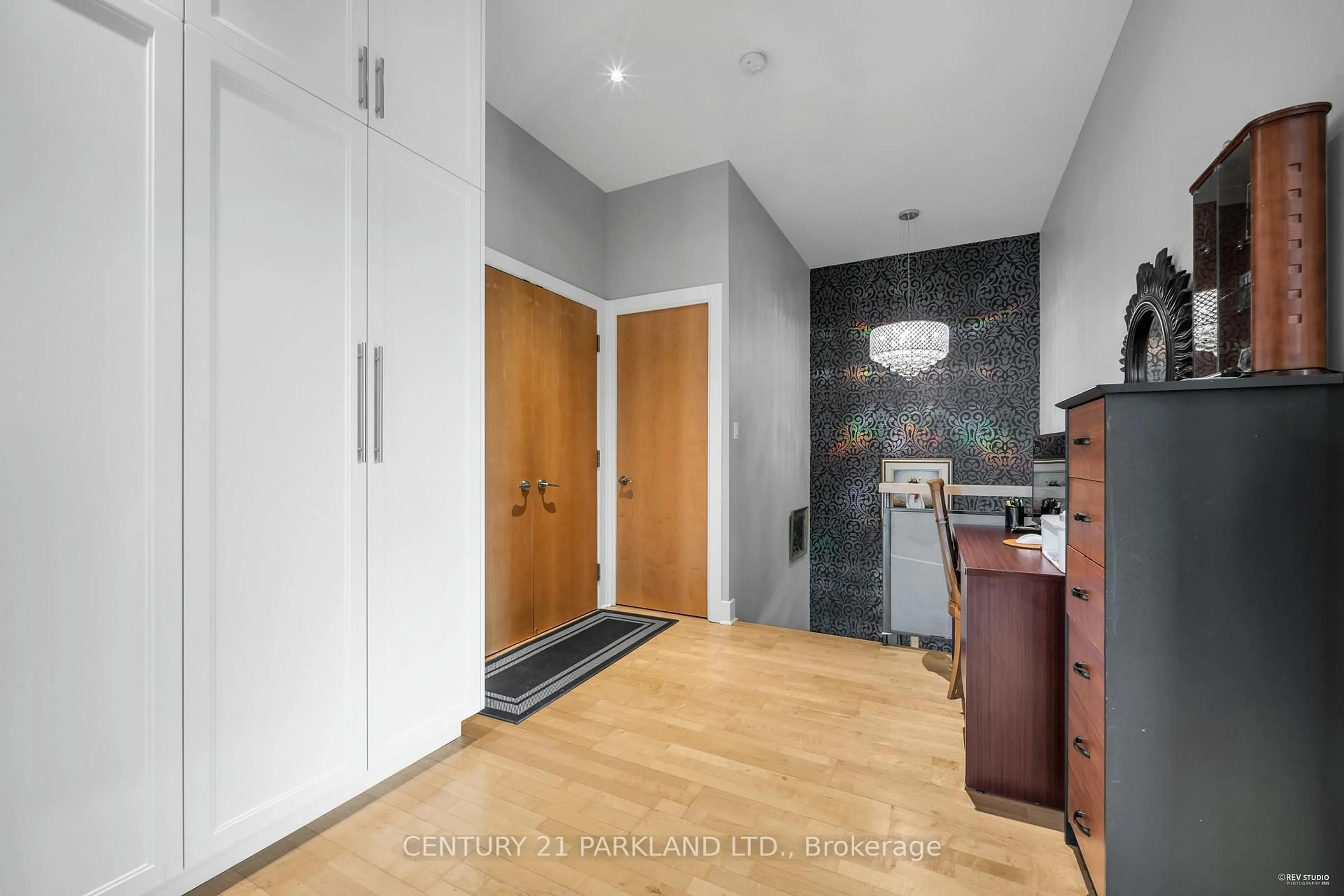 Indoor foyer for 7 Lorraine Dr #LRG 7, Toronto Ontario M2N 7H3