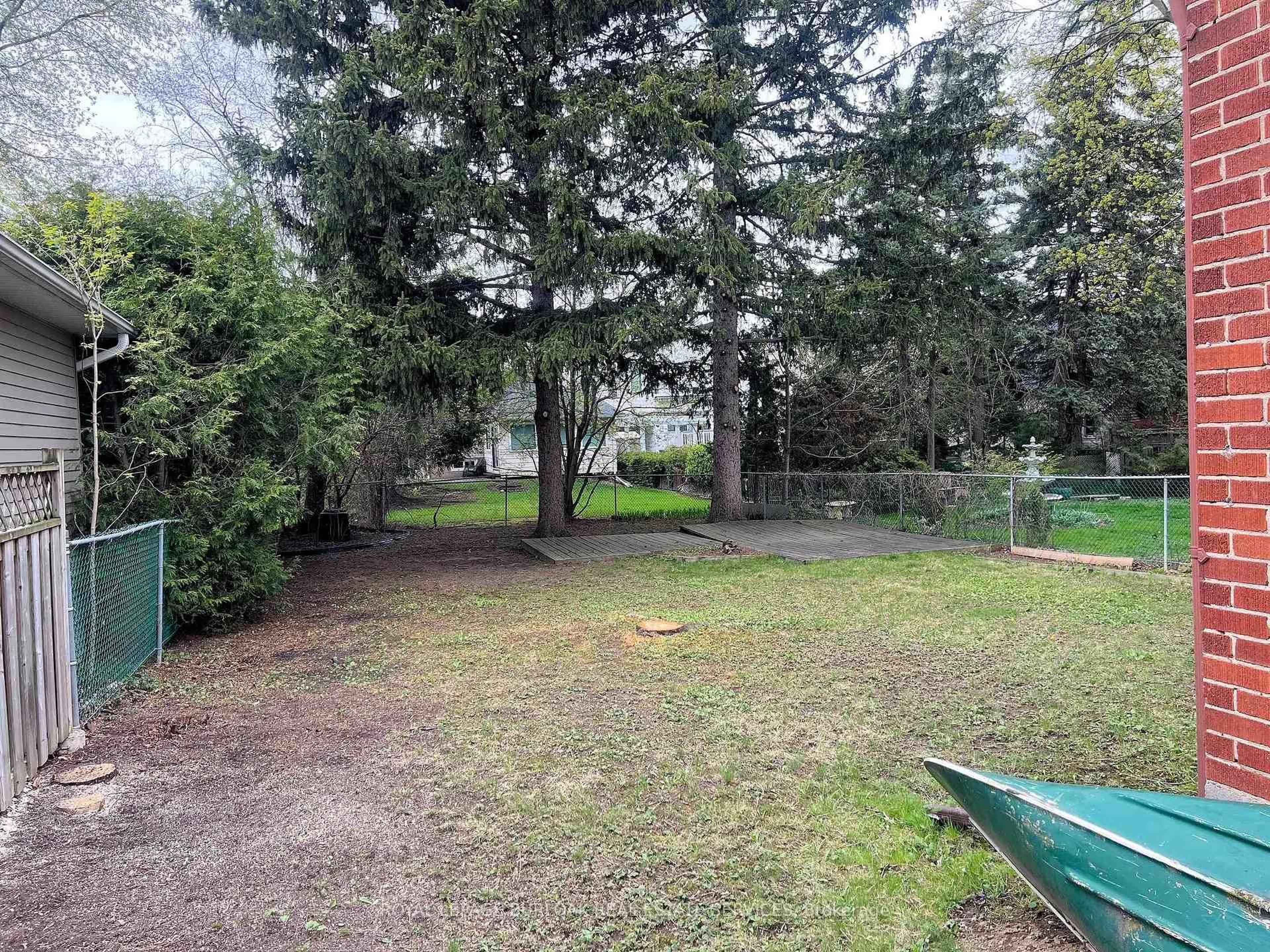 A pic from outside/outdoor area/front of a property/back of a property/a pic from drone, forest/trees view for 248 Florence Ave, Toronto Ontario M2N 1G6
