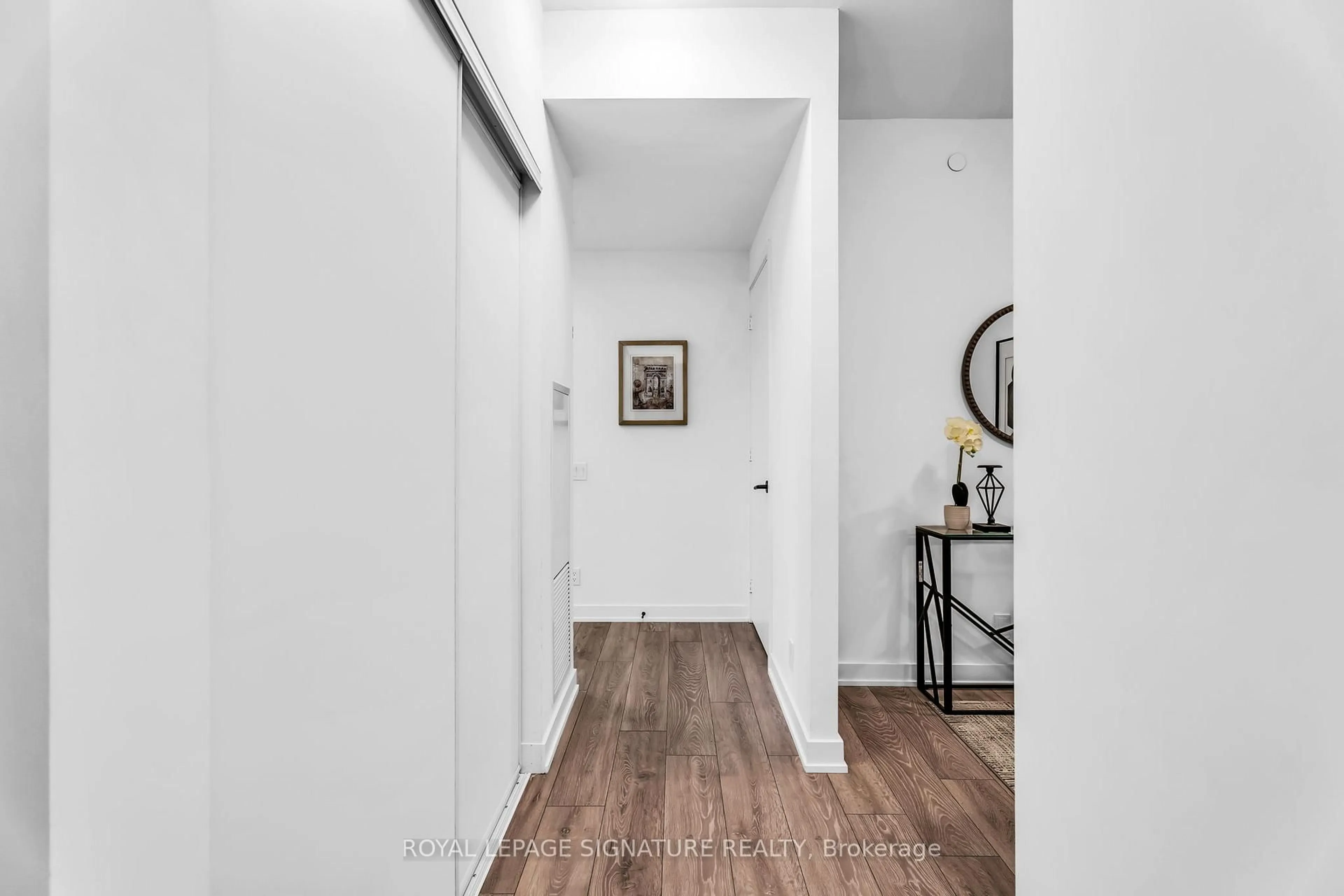 Indoor entryway for 108 Peter St #1523, Toronto Ontario M5V 0W2