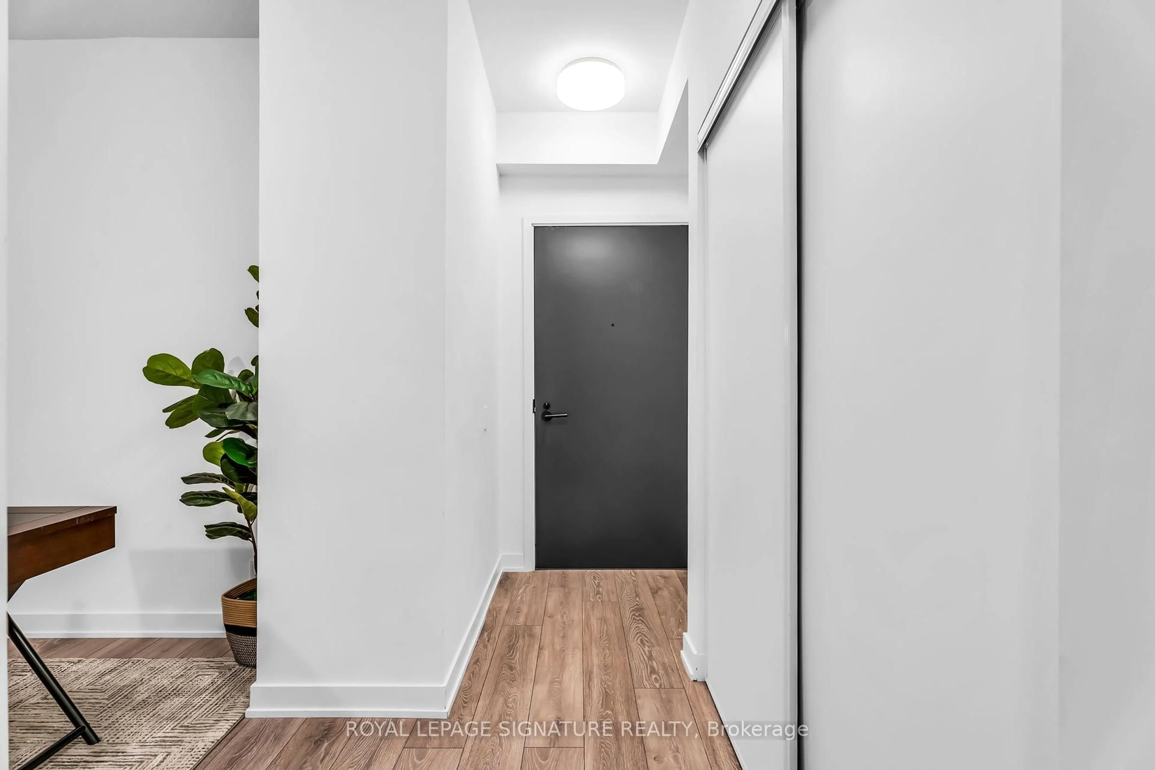 Indoor entryway for 108 Peter St #1523, Toronto Ontario M5V 0W2