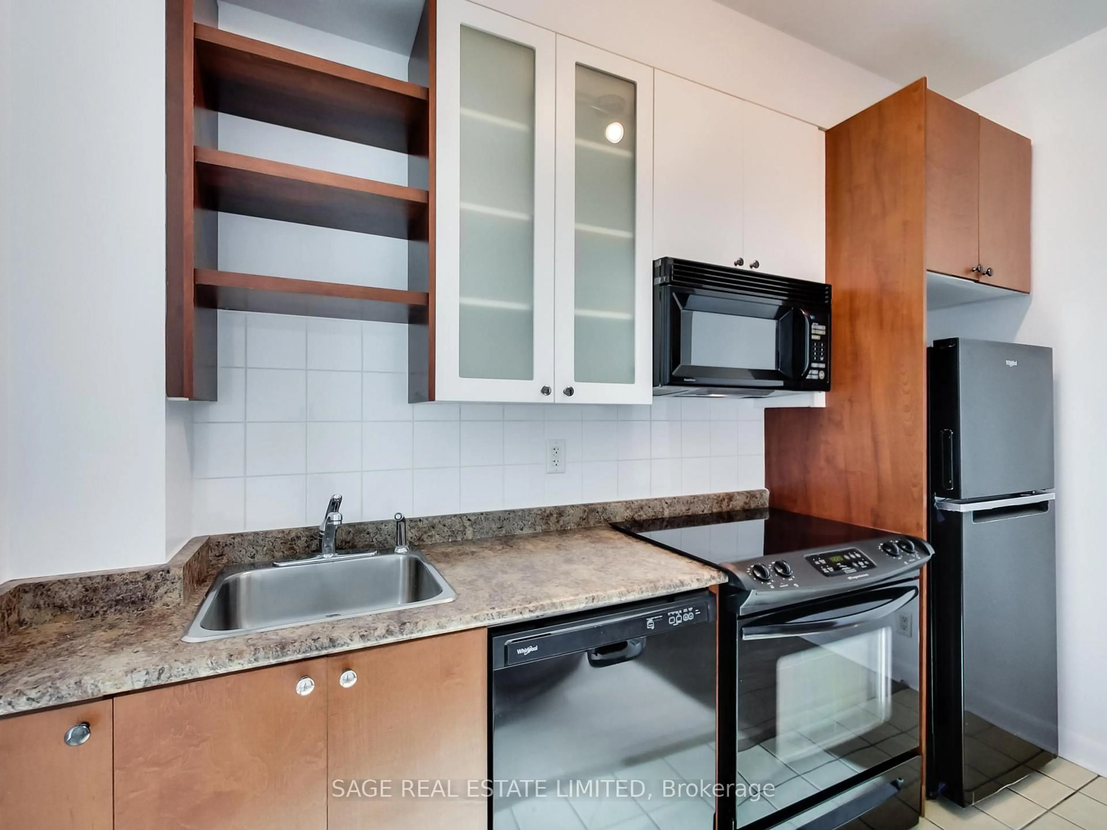 Standard kitchen, ceramic/tile floor for 600 Fleet St #702, Toronto Ontario M6K 3P5