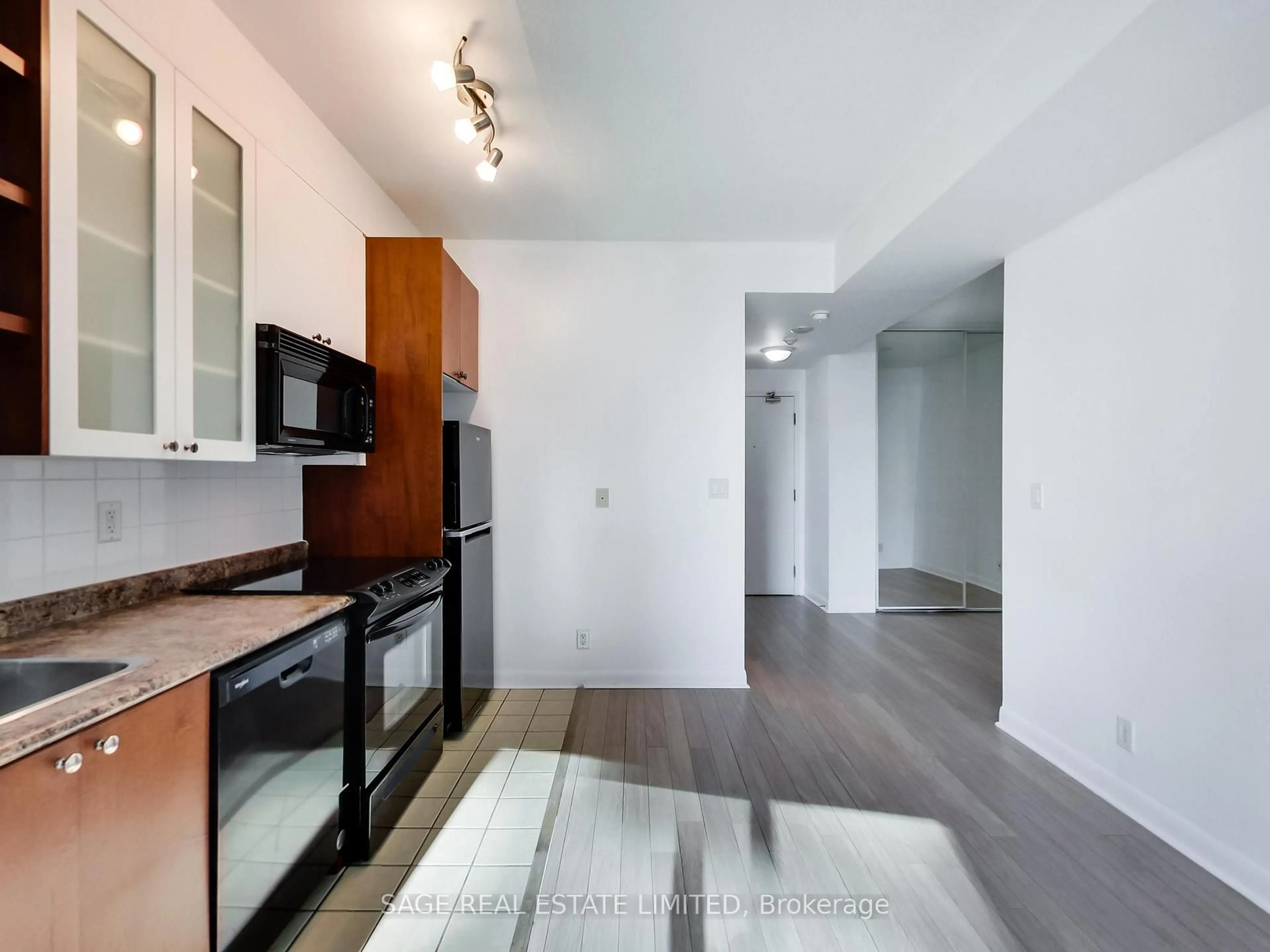 Standard kitchen, unknown for 600 Fleet St #702, Toronto Ontario M6K 3P5
