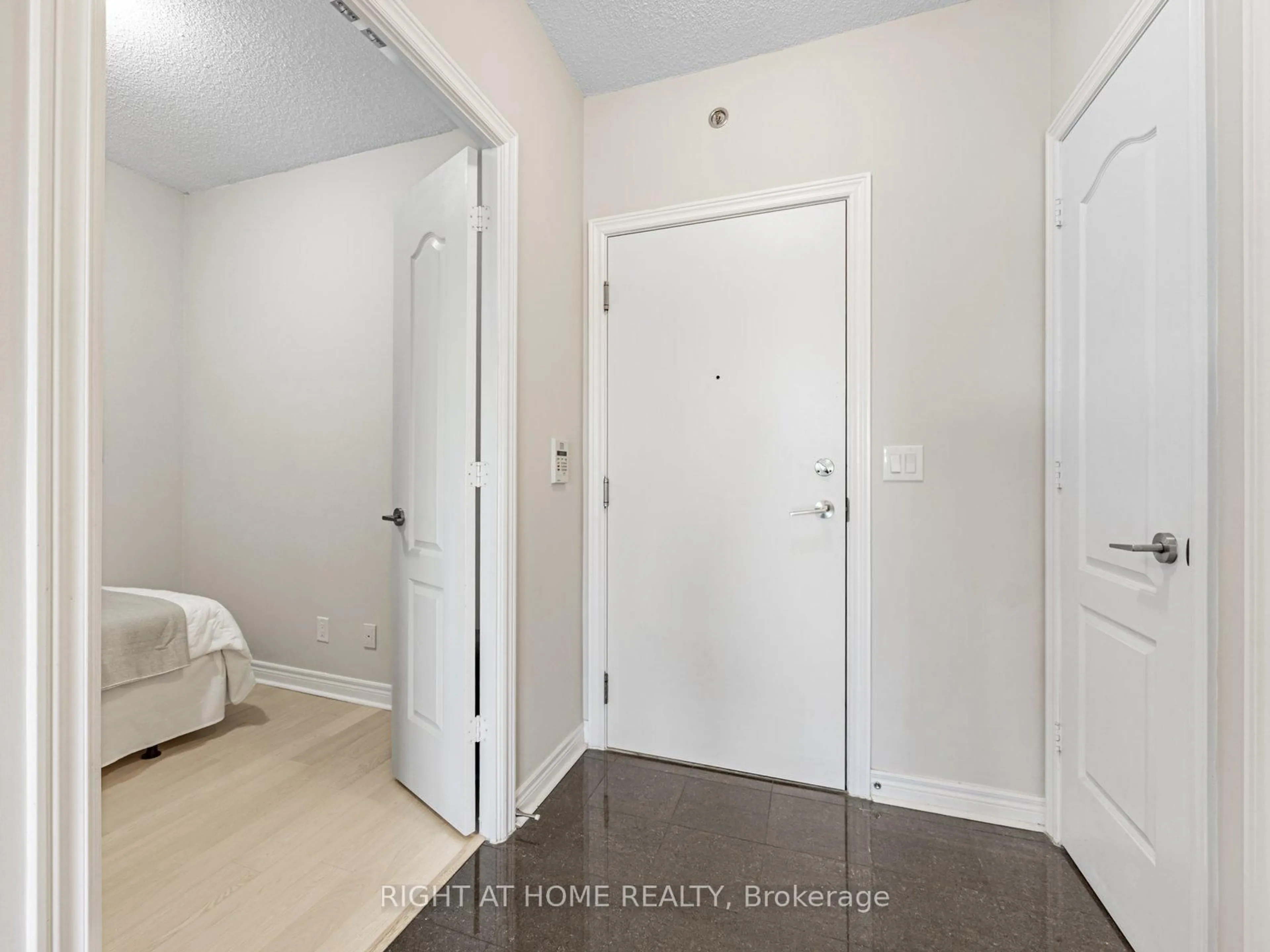 Indoor entryway for 2756 Old Leslie St #811, Toronto Ontario M2K 0E2