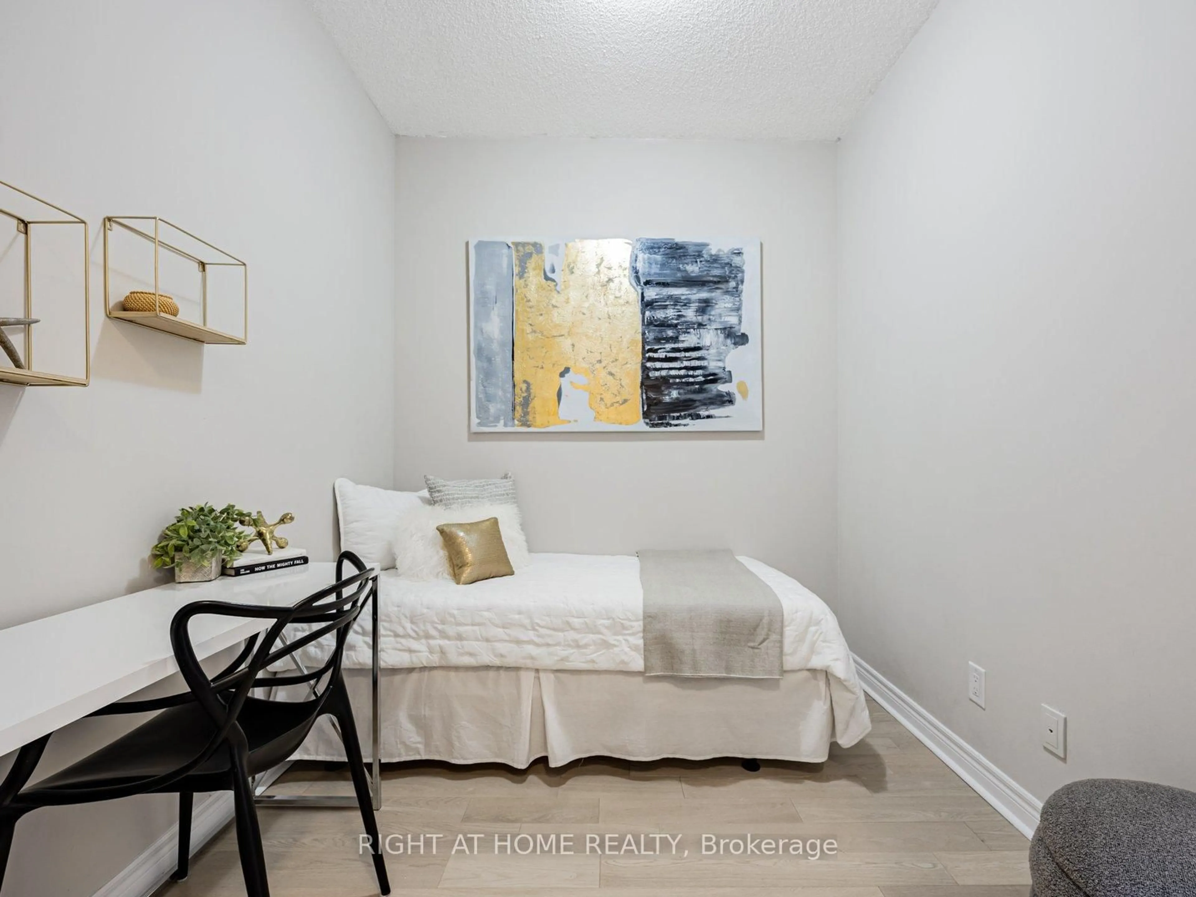 Bedroom with bed, wood/laminate floor for 2756 Old Leslie St #811, Toronto Ontario M2K 0E2