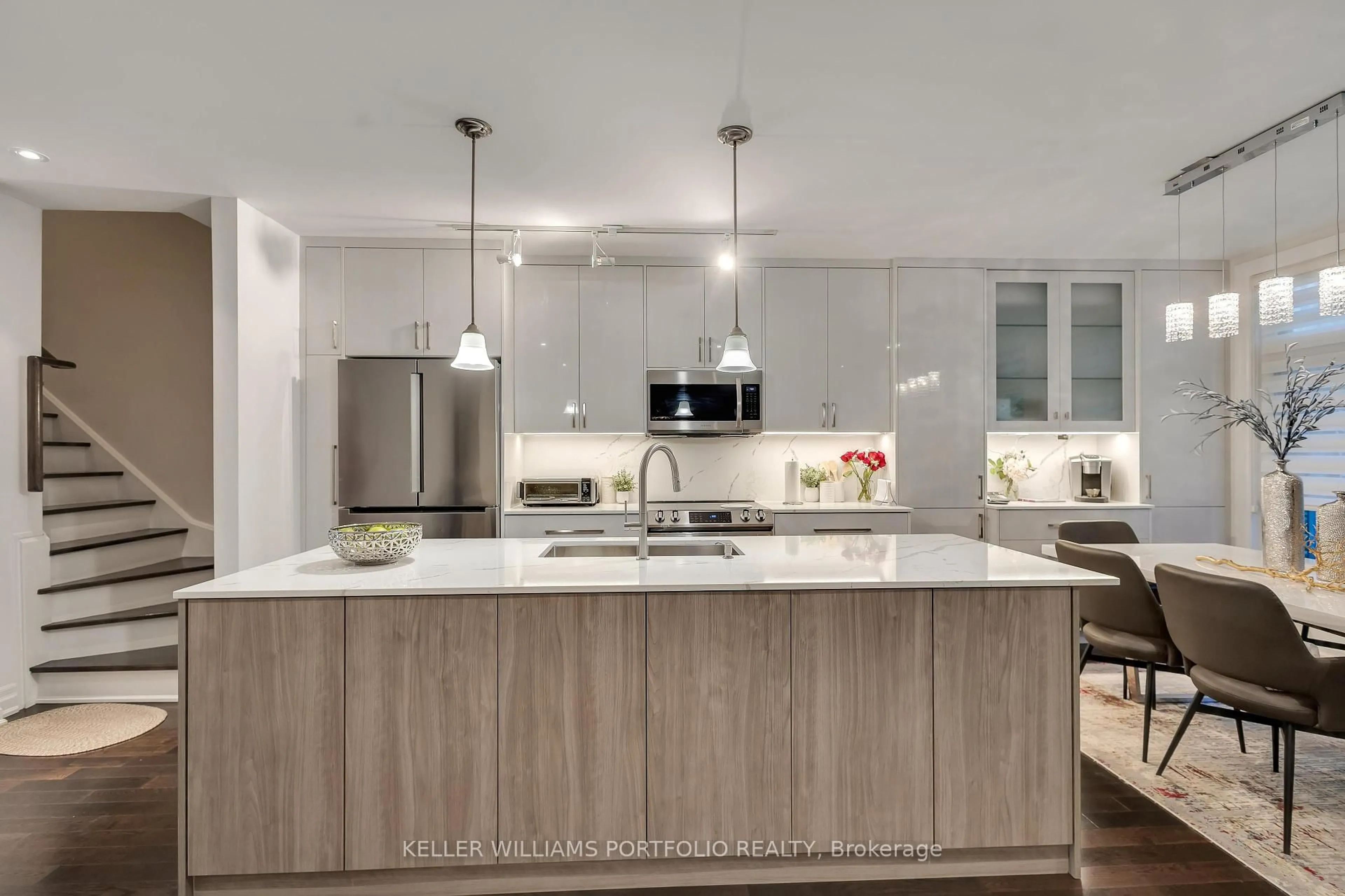 Contemporary kitchen, unknown for 365 Roehampton Ave #13, Toronto Ontario M4P 1S3