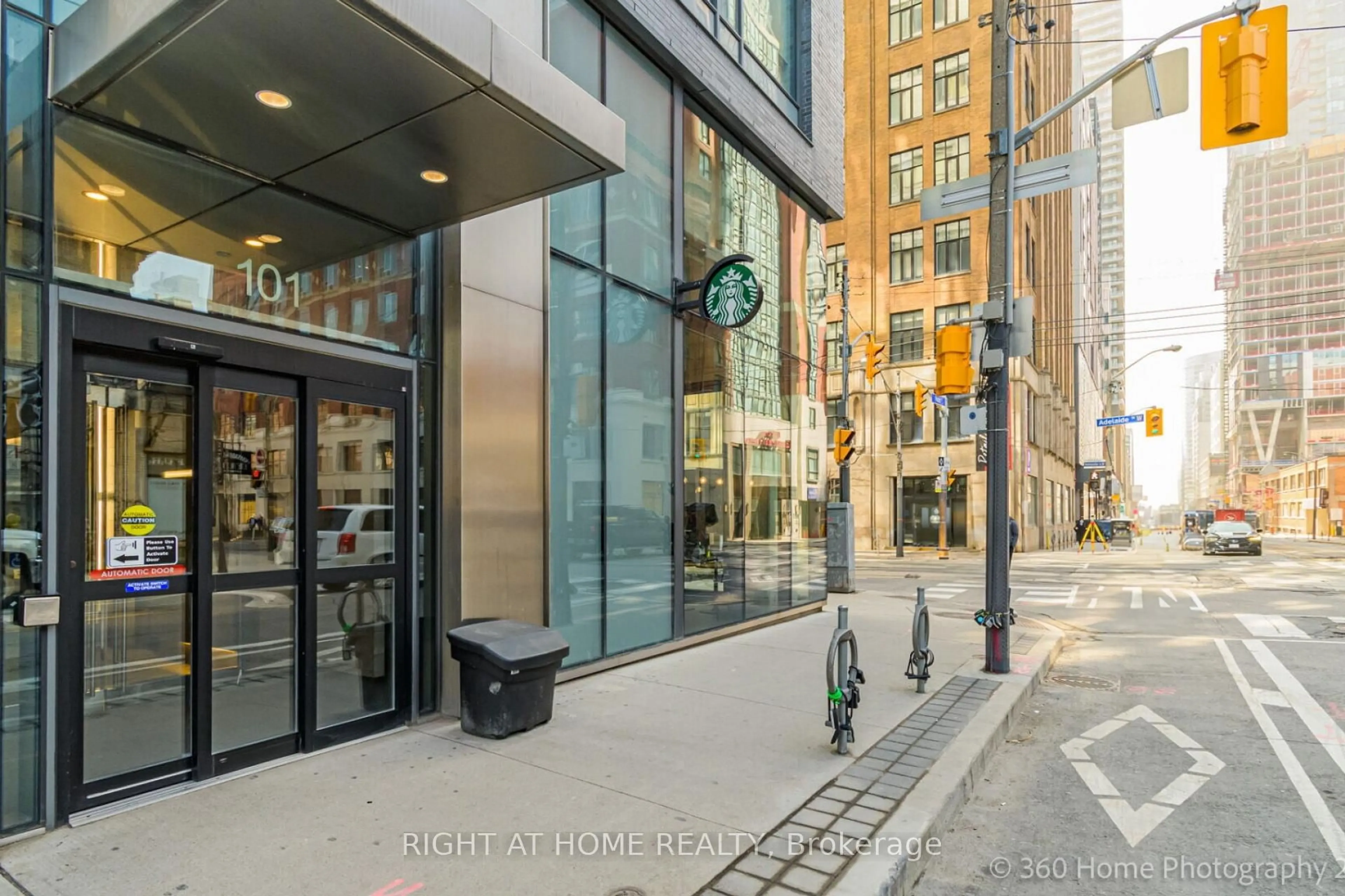 Indoor foyer for 101 Peter St #3711, Toronto Ontario M5V 0G6