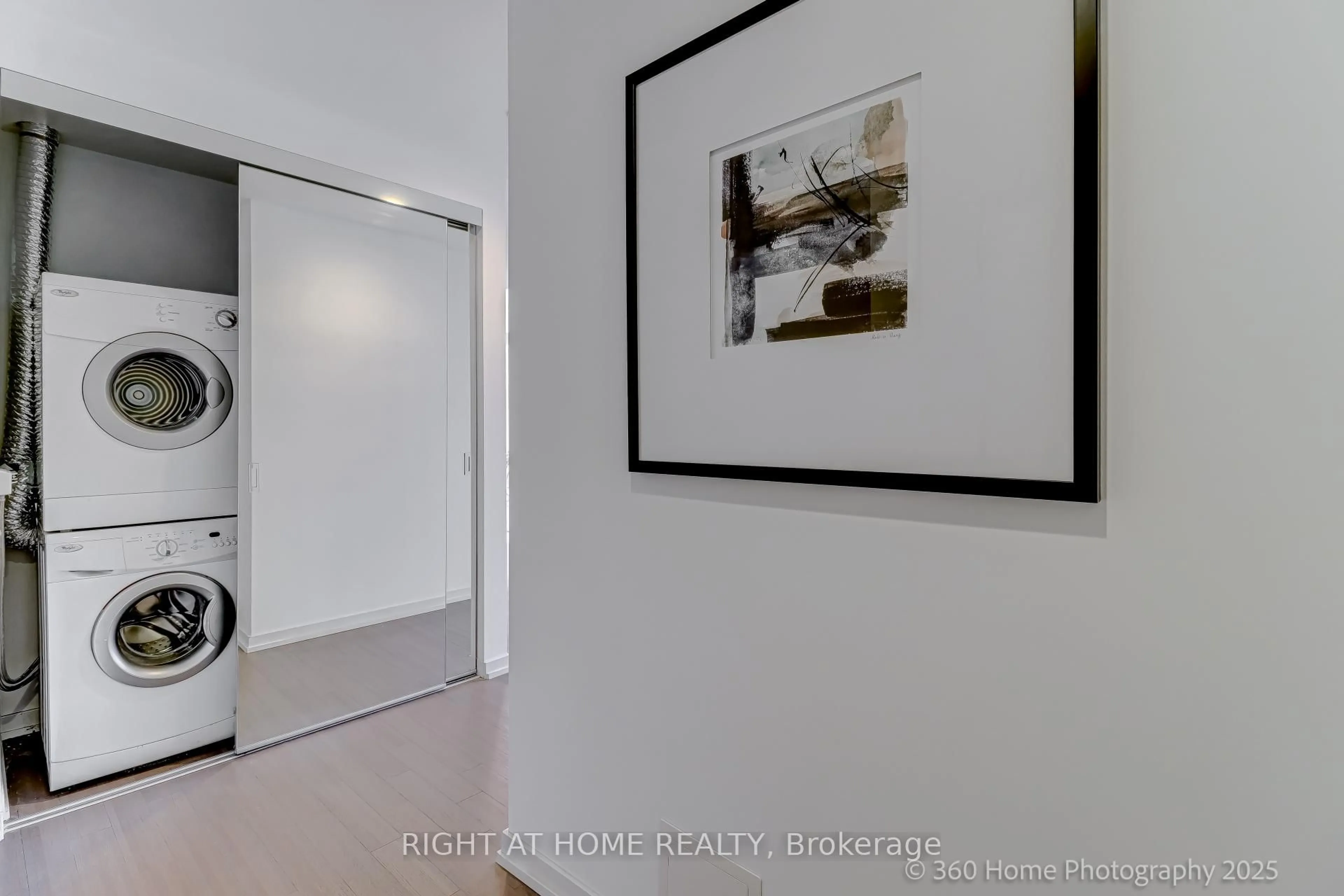 Indoor entryway for 101 Peter St #3711, Toronto Ontario M5V 0G6