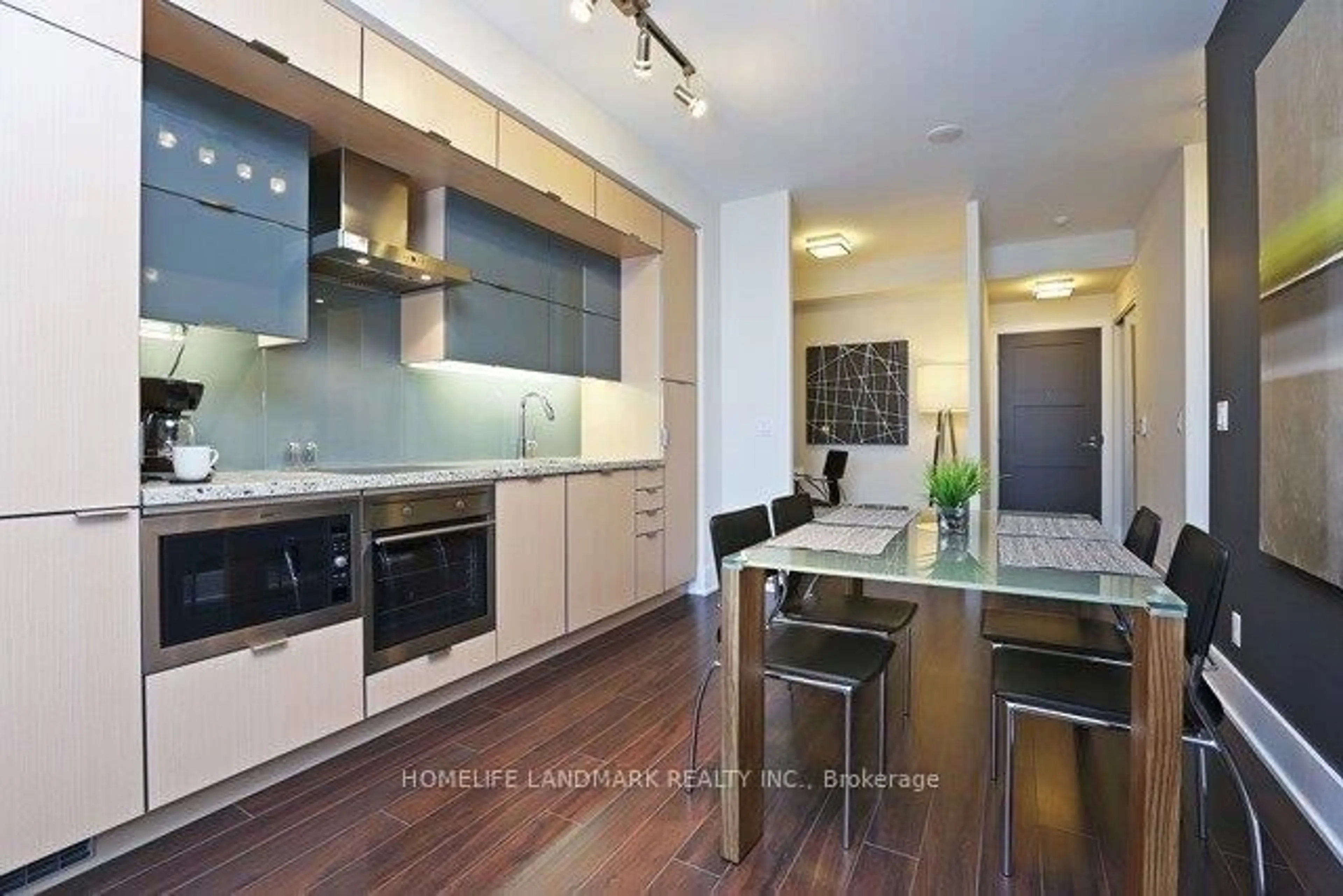 Contemporary kitchen, wood/laminate floor for 300 Front St #1813, Toronto Ontario M5V 0E9