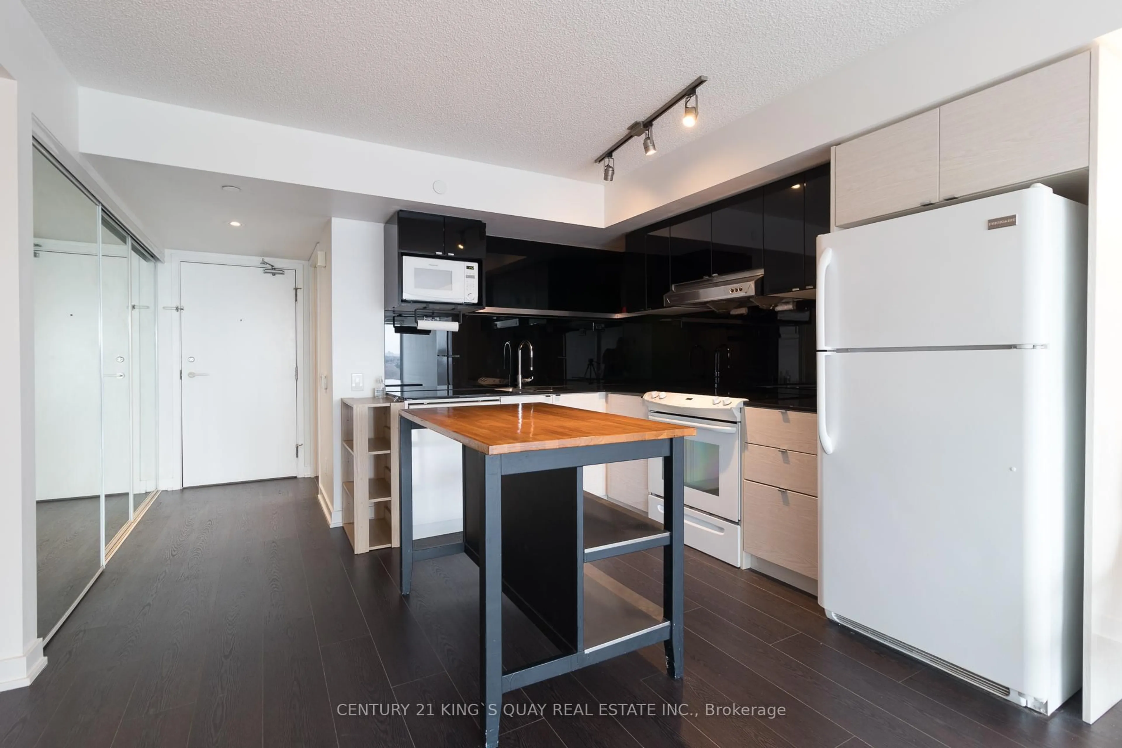 Open concept kitchen, wood/laminate floor for 72 Esther Shiner Blvd #1609, Toronto Ontario M2K 0C4