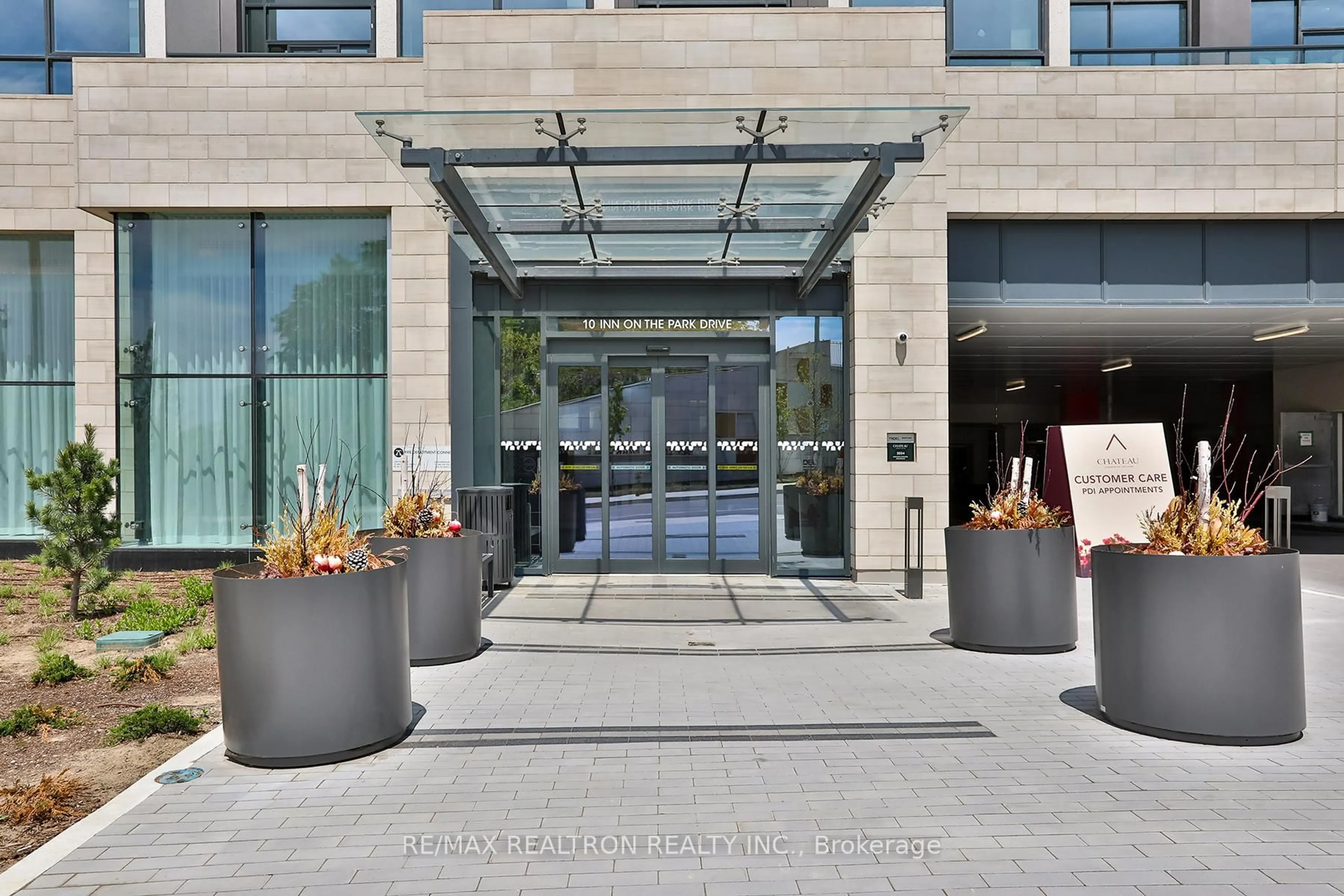 Indoor foyer for 10 Inn On The Park Dr #901, Toronto Ontario M3C 0P9