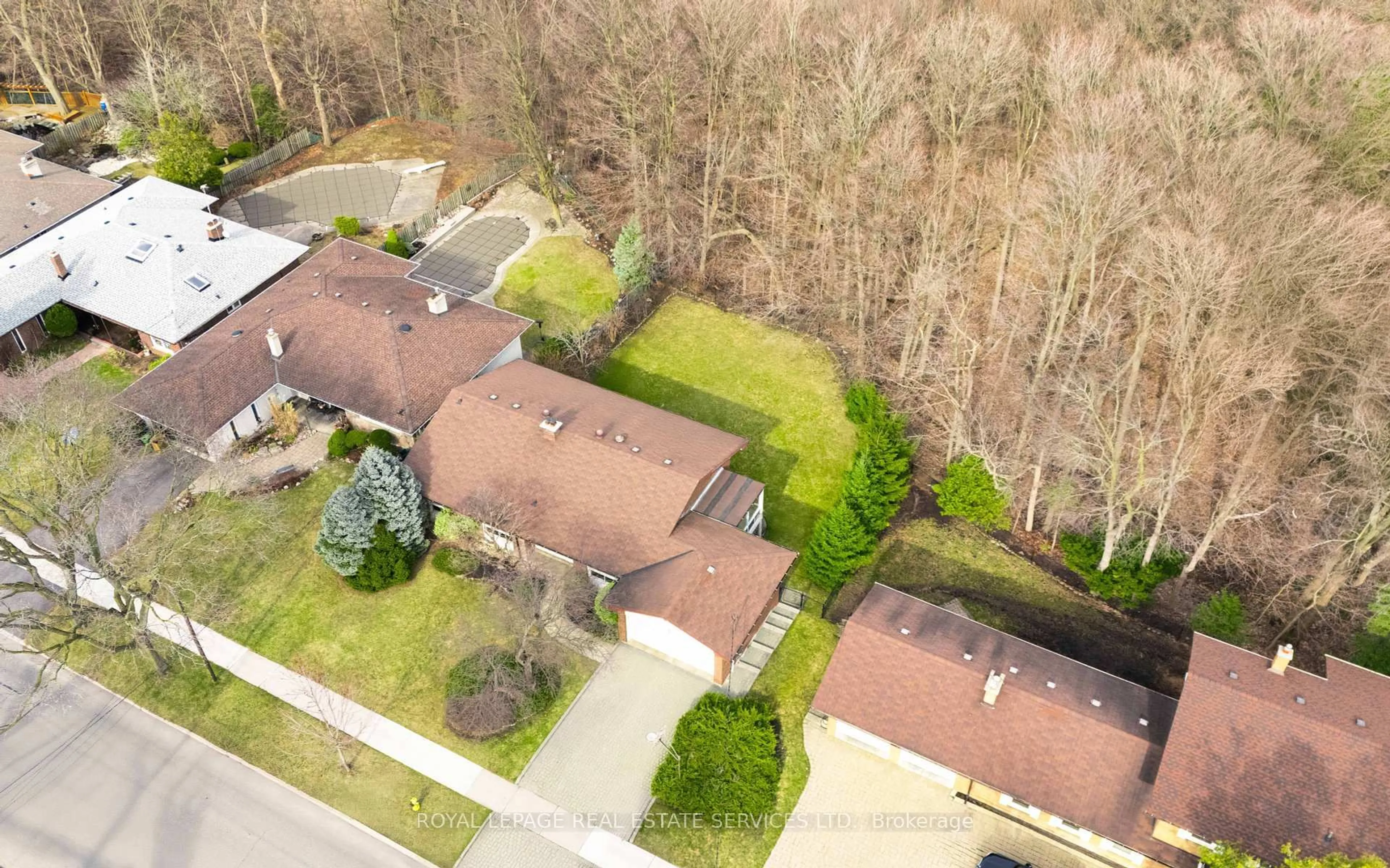A pic from outside/outdoor area/front of a property/back of a property/a pic from drone, street for 83 Page Ave, Toronto Ontario M2K 2B8