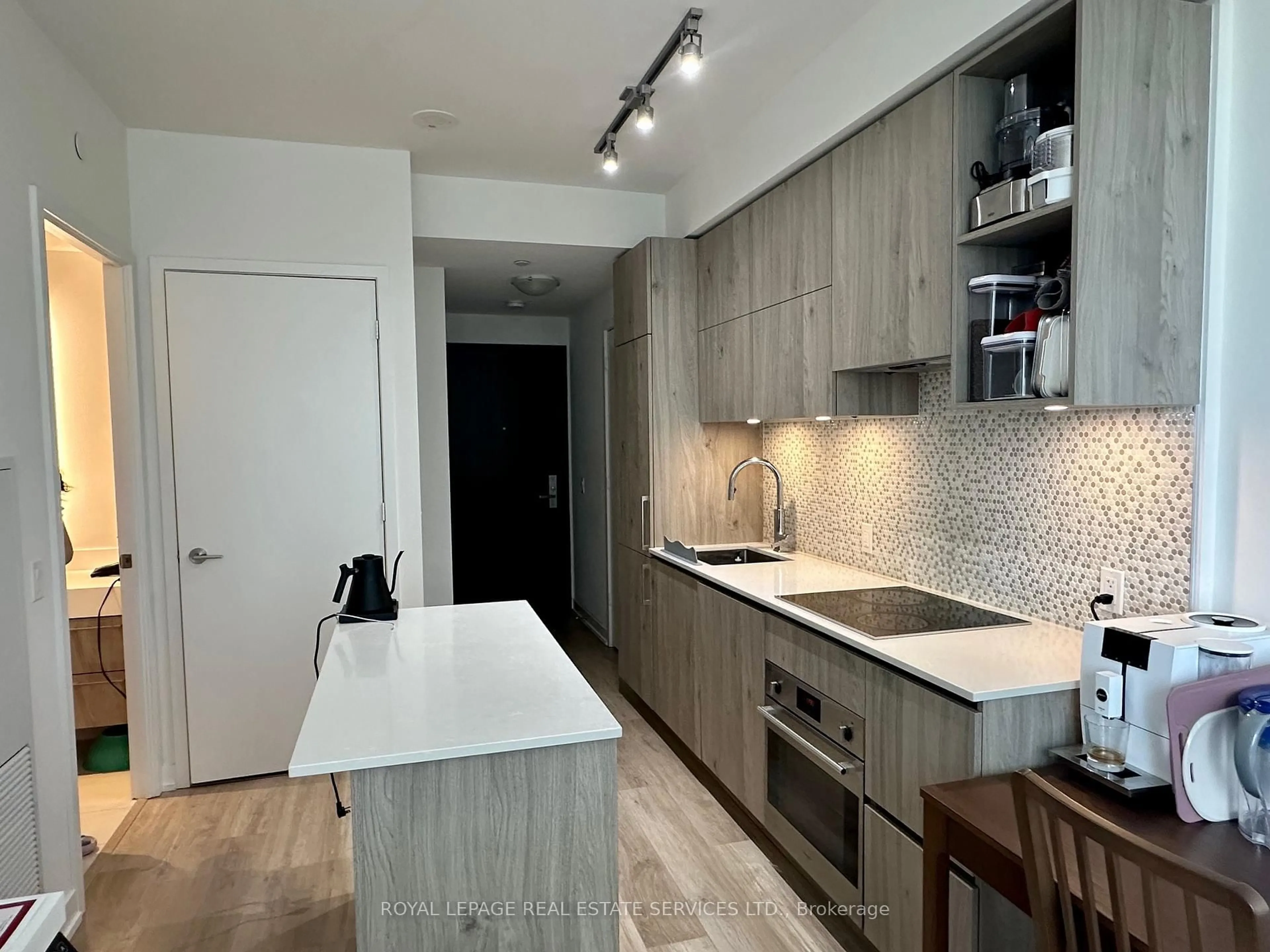 Open concept kitchen, unknown for 1 Yorkville Ave #3903, Toronto Ontario M4W 0B1