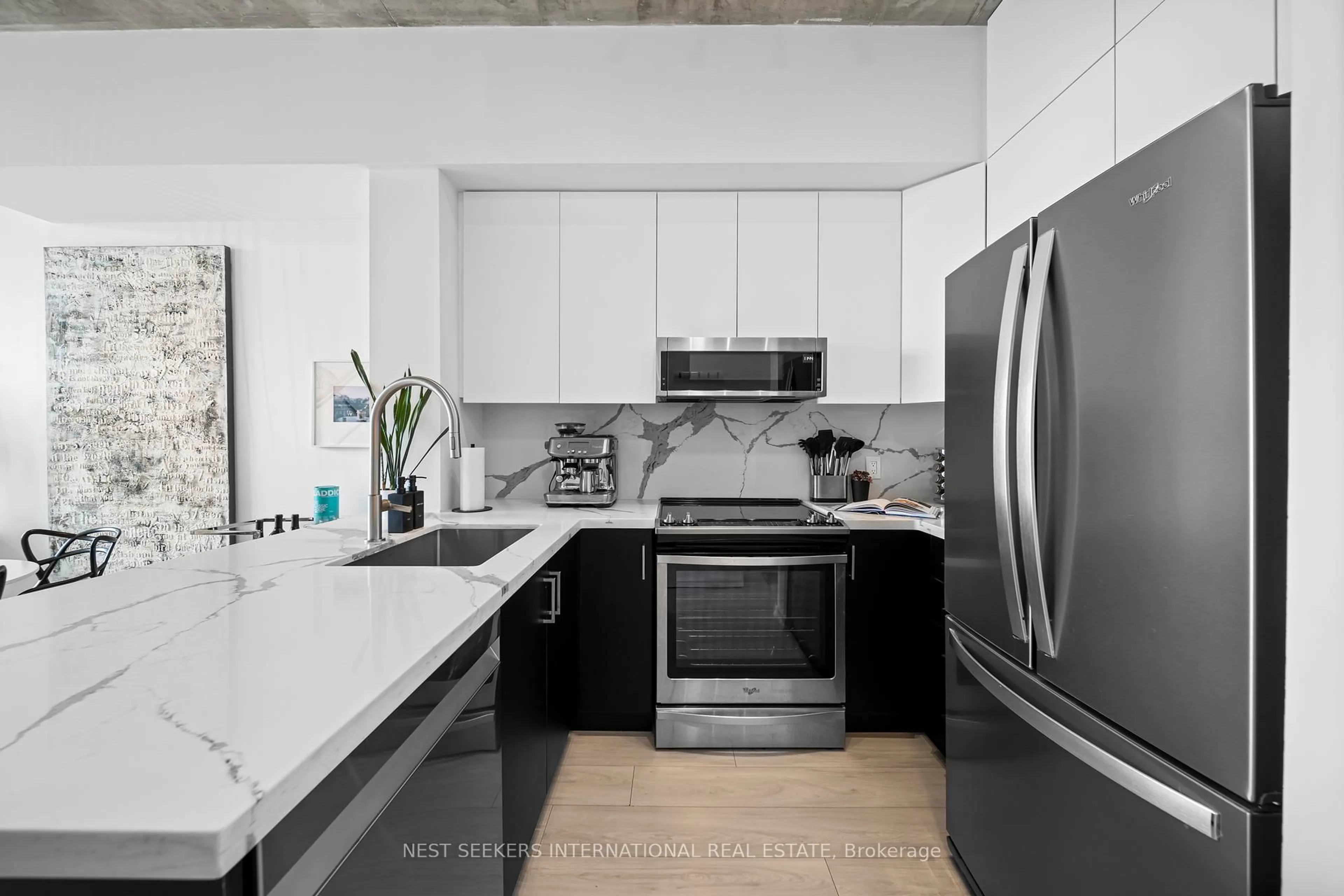 Contemporary kitchen, ceramic/tile floor for 388 Richmond St #919, Toronto Ontario M5V 3P1