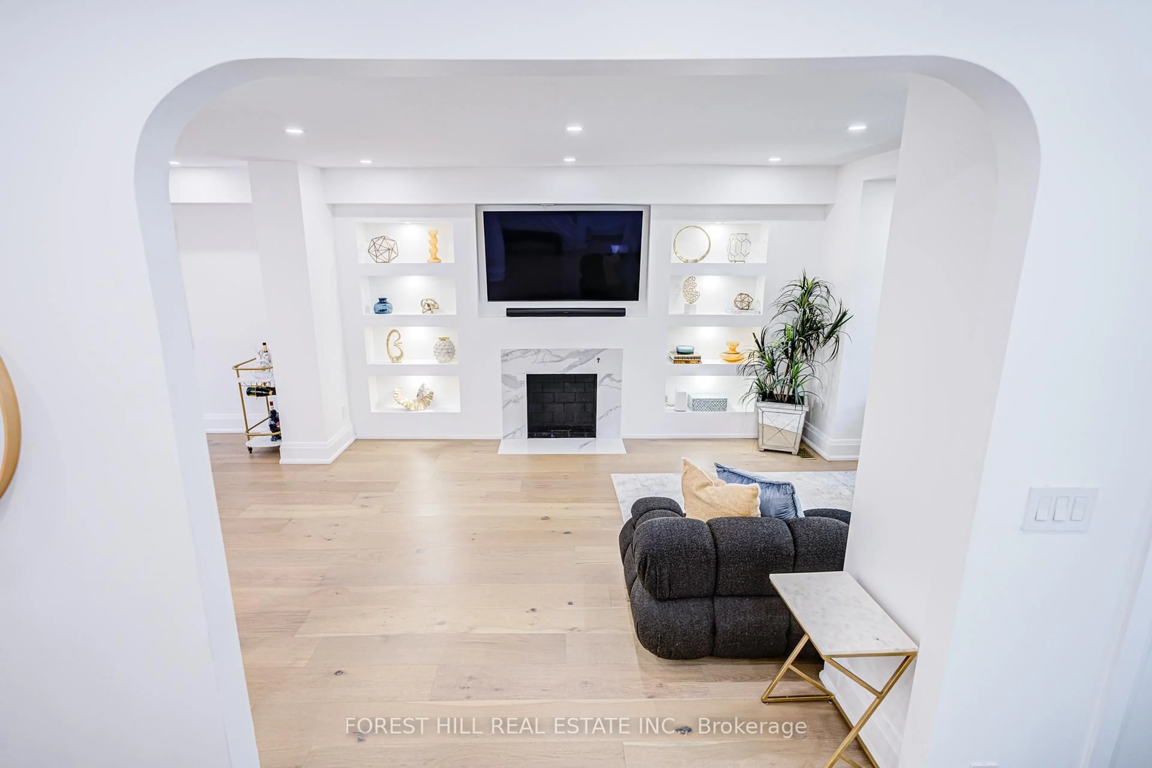 Living room with furniture, wood/laminate floor for 29 Burnaby Blvd, Toronto Ontario M4R 1B5