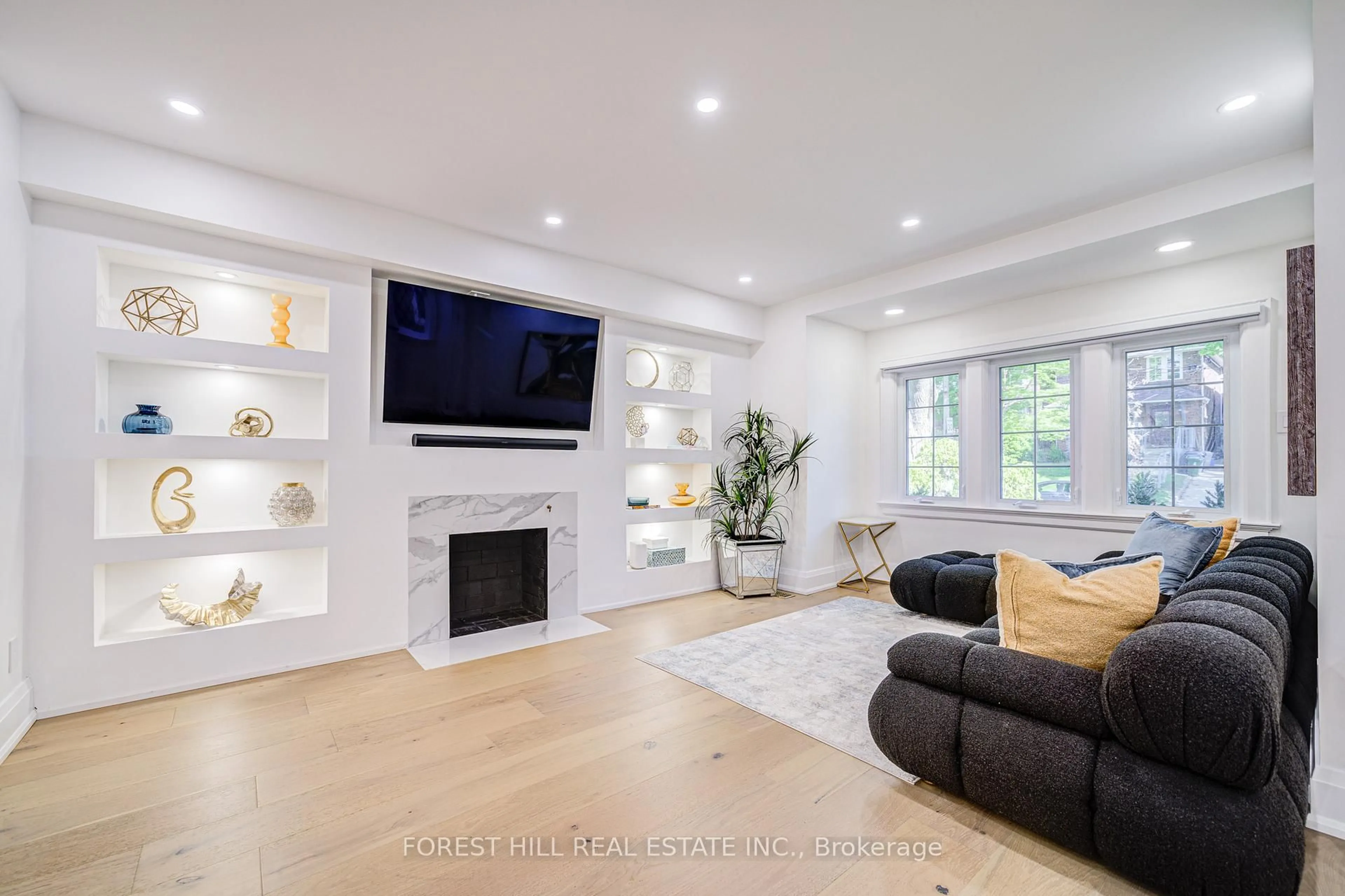 Living room with furniture, unknown for 29 Burnaby Blvd, Toronto Ontario M4R 1B5