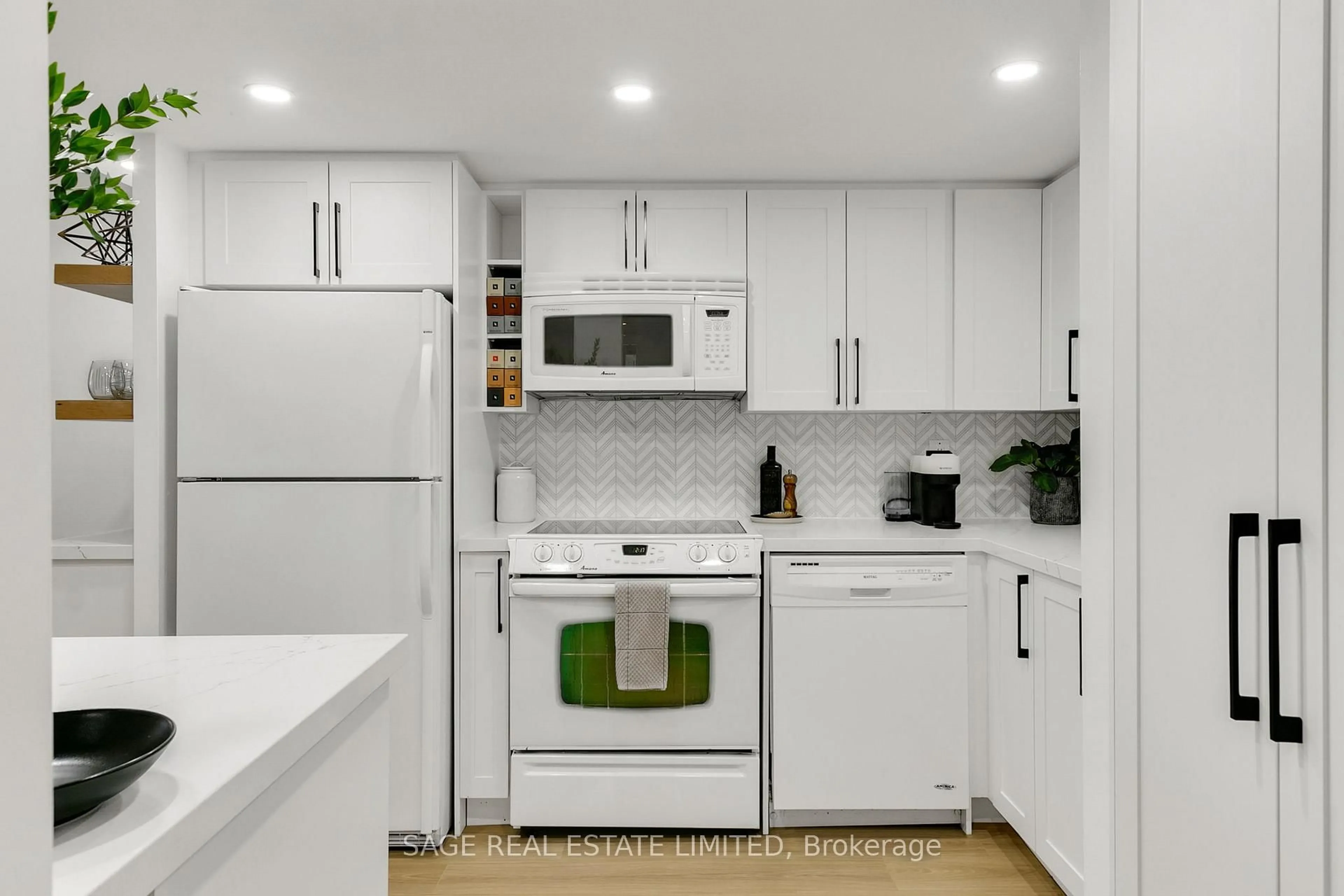 Standard kitchen, ceramic/tile floor for 15 Maitland Pl #1102, Toronto Ontario M4Y 2X3
