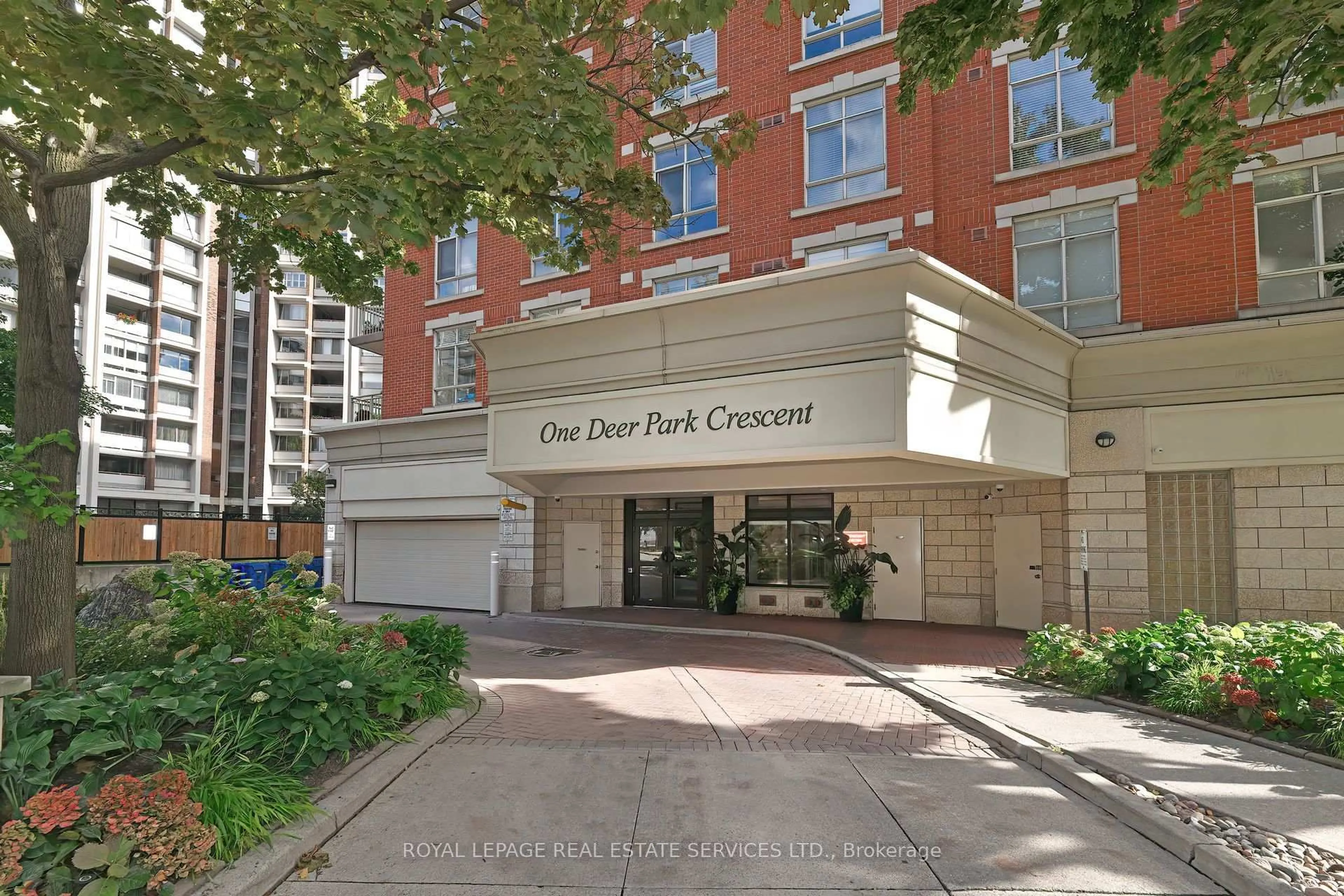 Indoor foyer for 1 Deer Park Cres #905, Toronto Ontario M4V 3C4