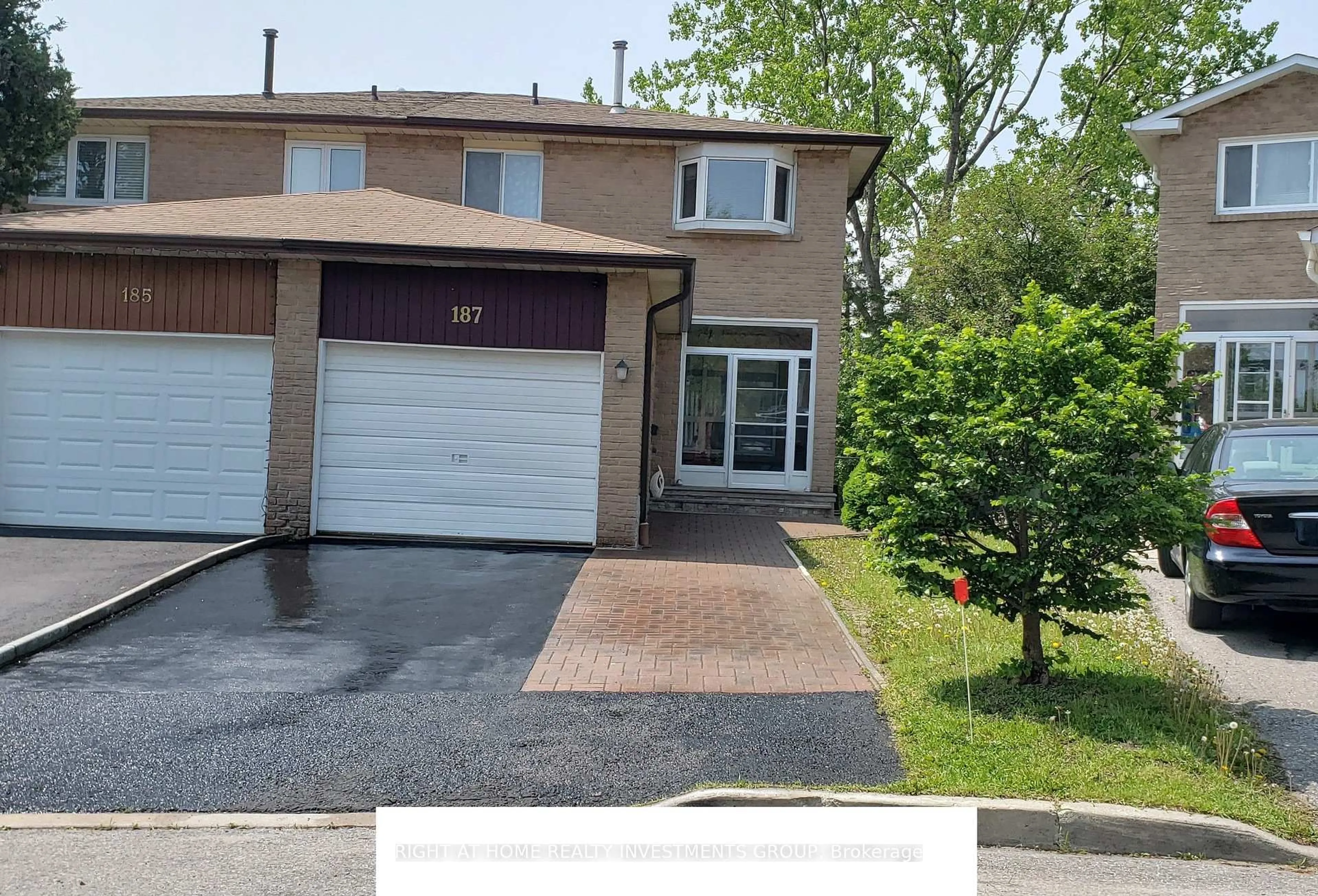 A pic from outside/outdoor area/front of a property/back of a property/a pic from drone, street for 187 Robert Hicks Dr, Toronto Ontario M2R 3R3