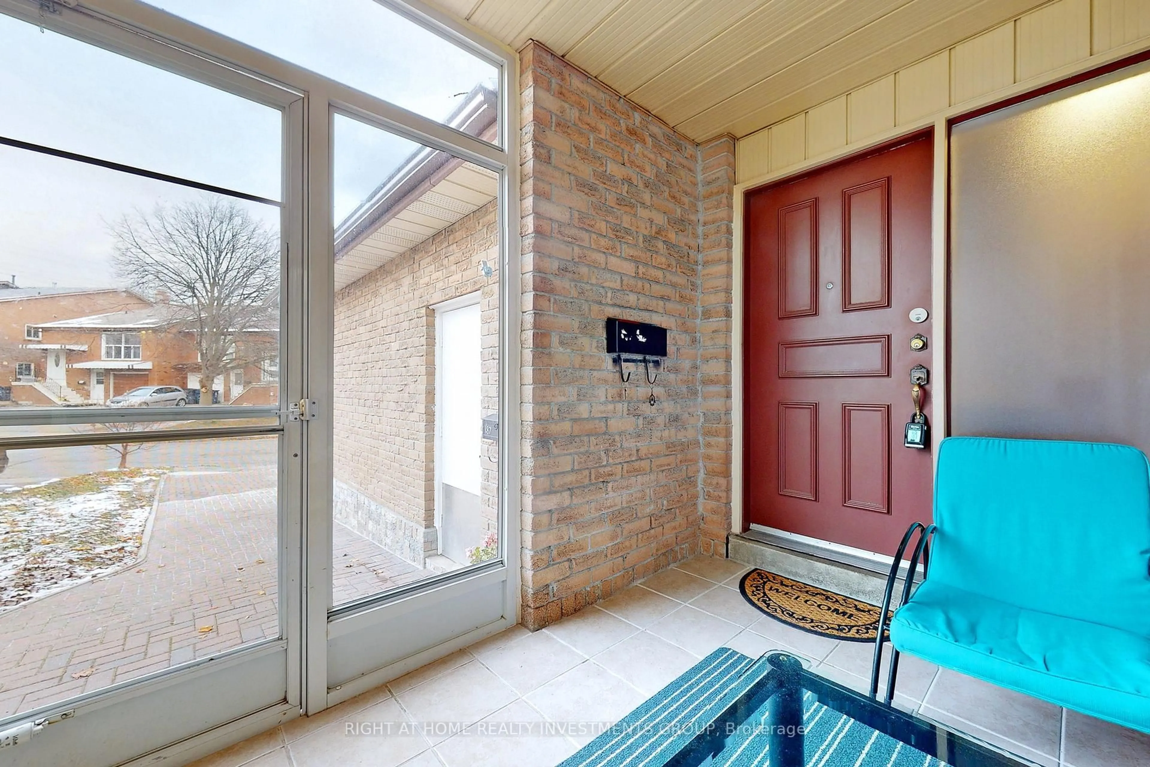 Indoor entryway for 187 Robert Hicks Dr, Toronto Ontario M2R 3R3