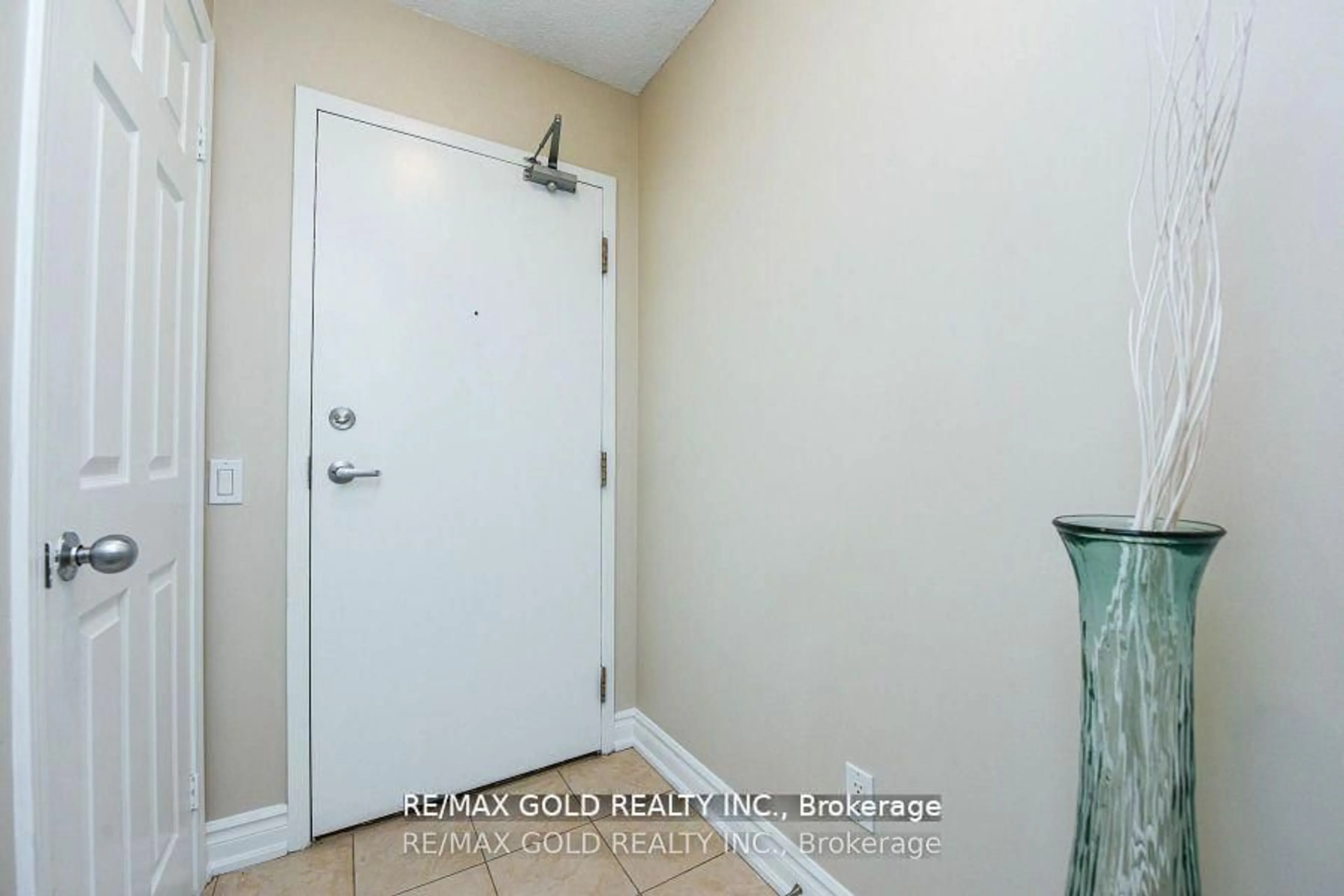 Indoor entryway for 30 Harrison Garden Blvd #2310, Toronto Ontario M2N 7A9