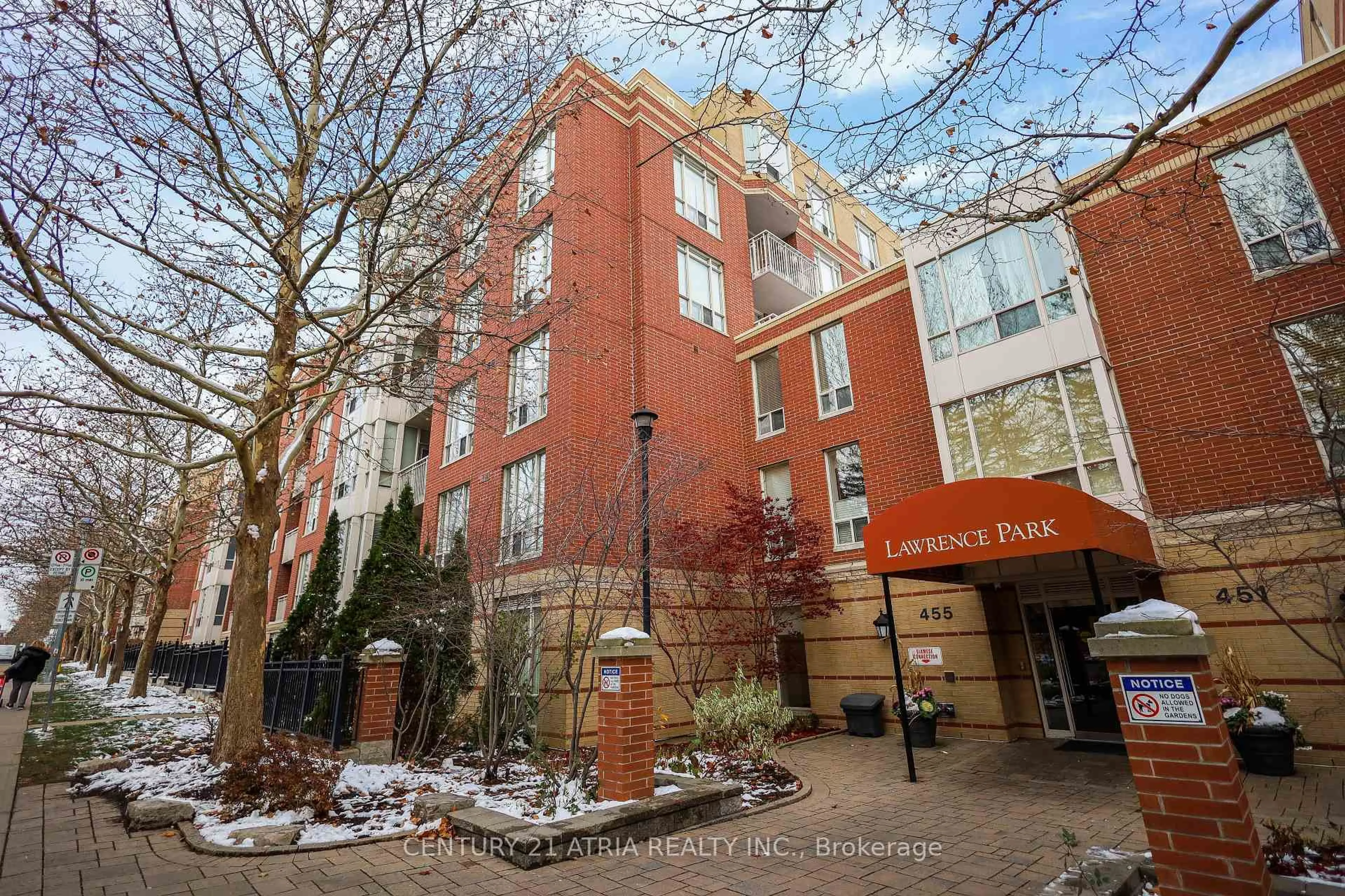 Patio, building for 455 Rosewell Ave #204, Toronto Ontario M4R 2H9