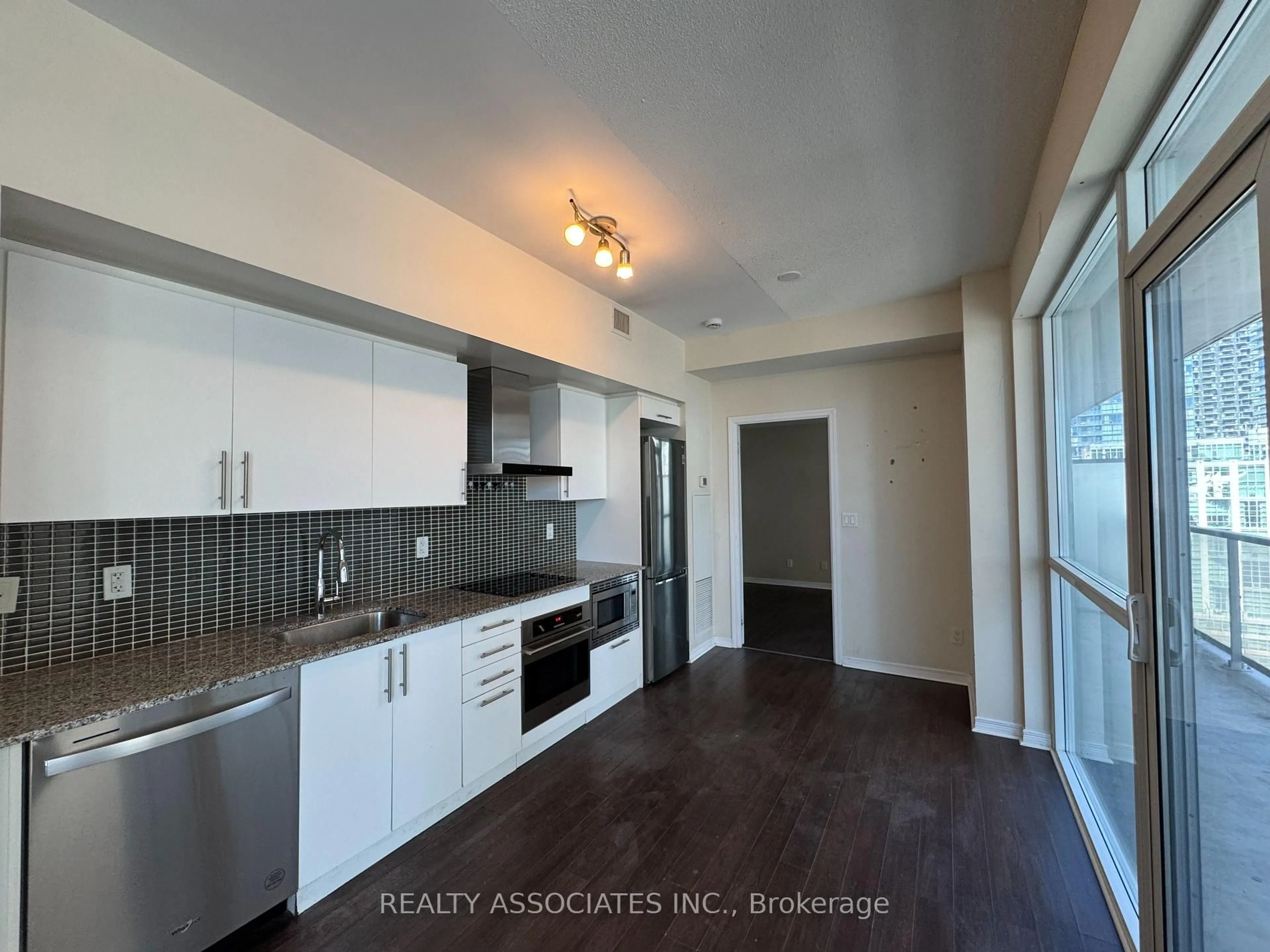 Open concept kitchen, wood/laminate floor for 352 Front St #1601, Toronto Ontario M5V 1B5