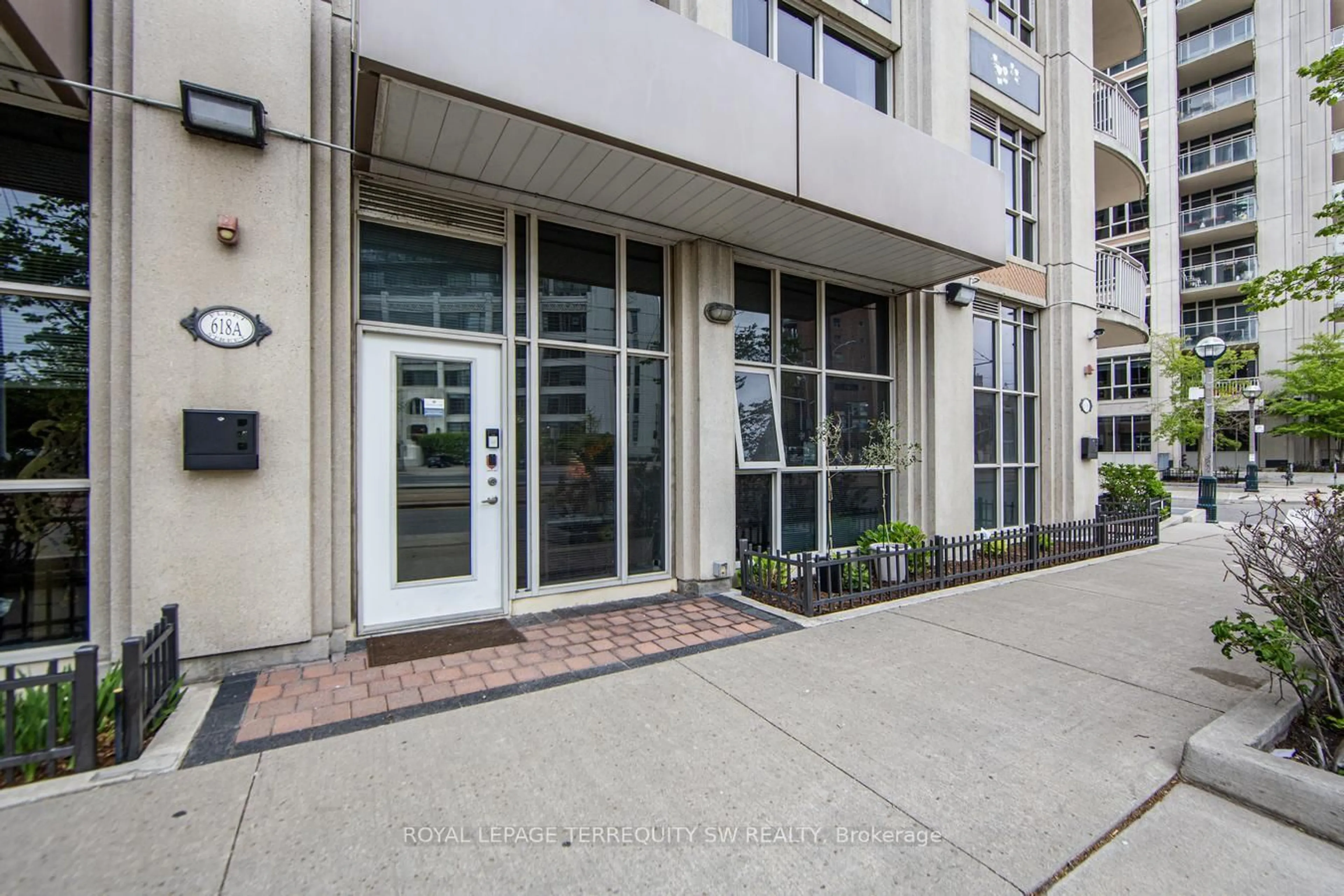 Indoor foyer for 618 A Fleet St #110, Toronto Ontario M5V 1B9
