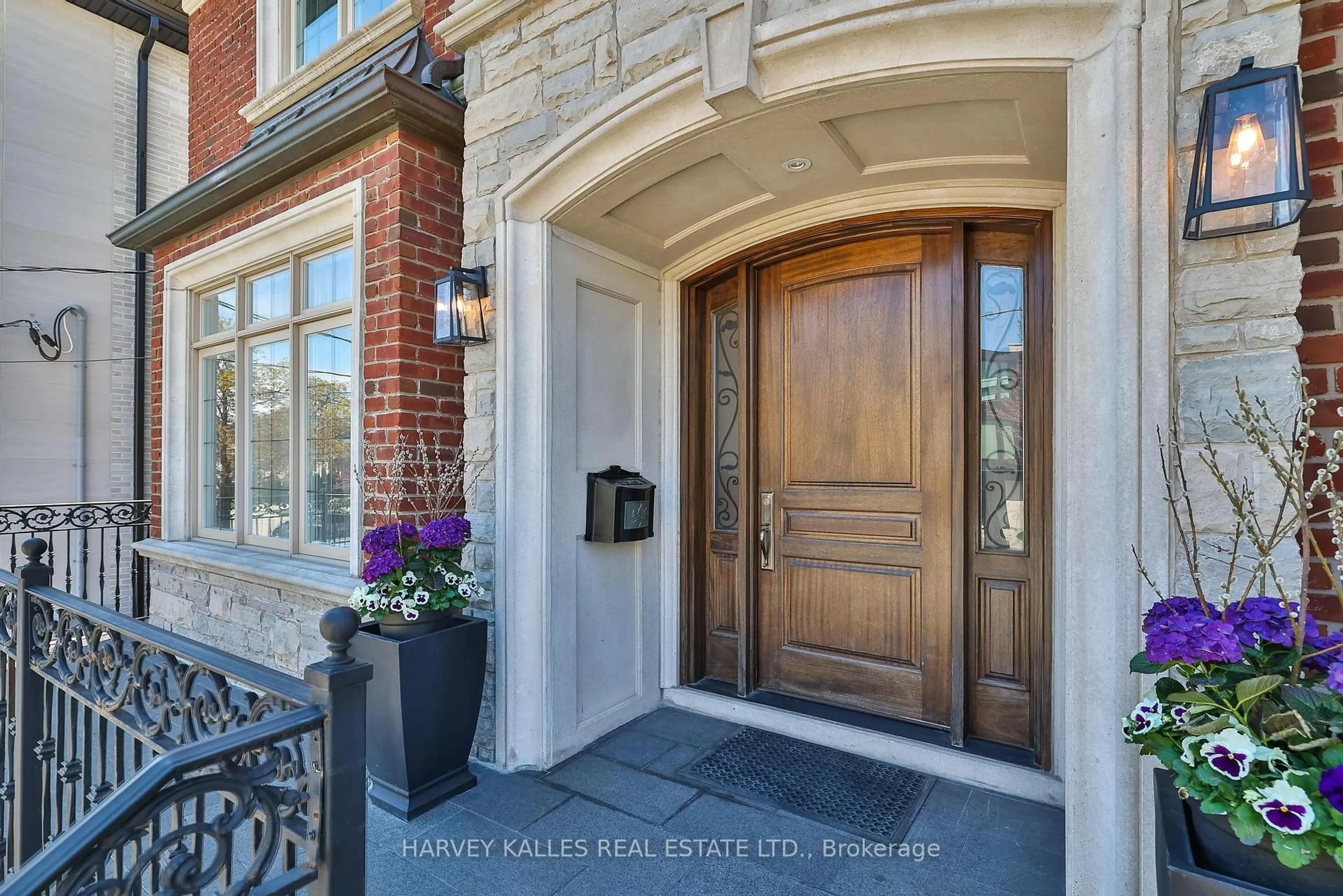 Indoor entryway for 189 Haddington Ave, Toronto Ontario M5M 2P7