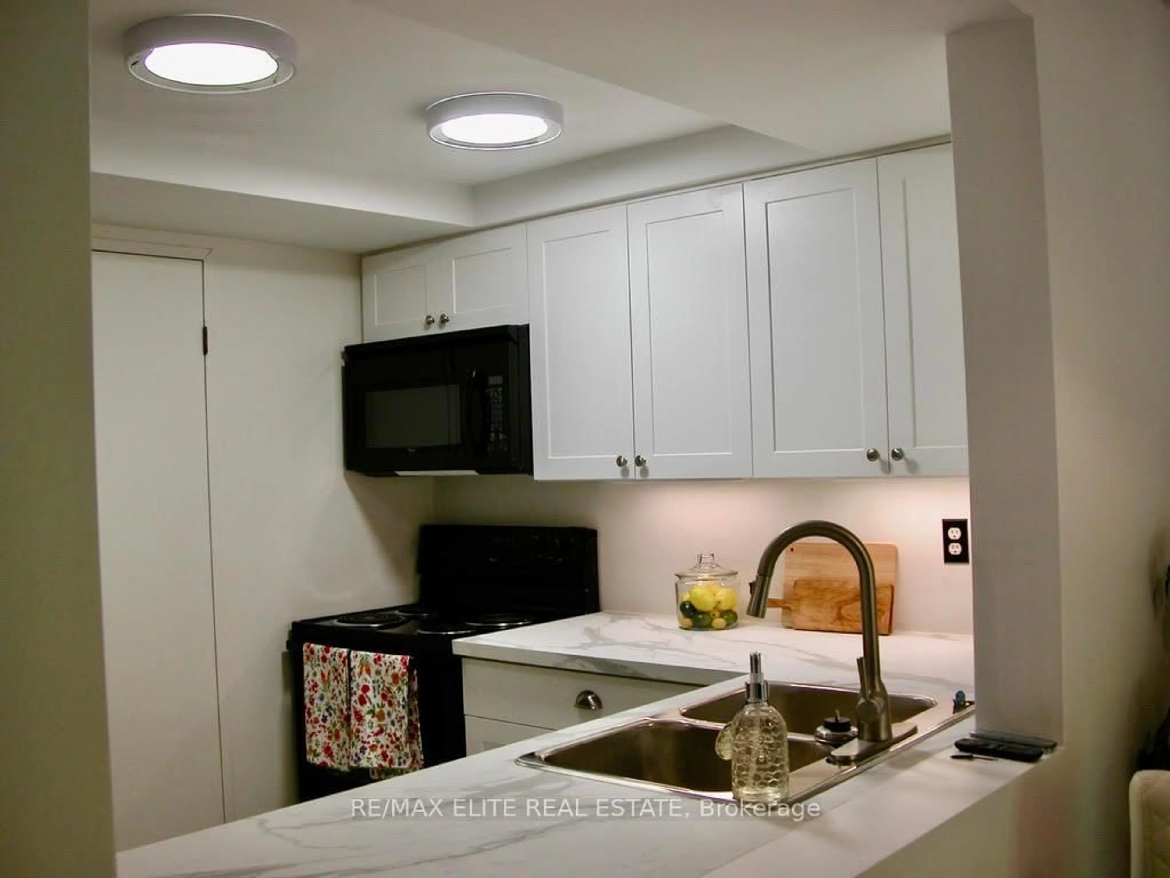 Standard kitchen, ceramic/tile floor for 65 Scadding Ave #323, Toronto Ontario M5A 4L1