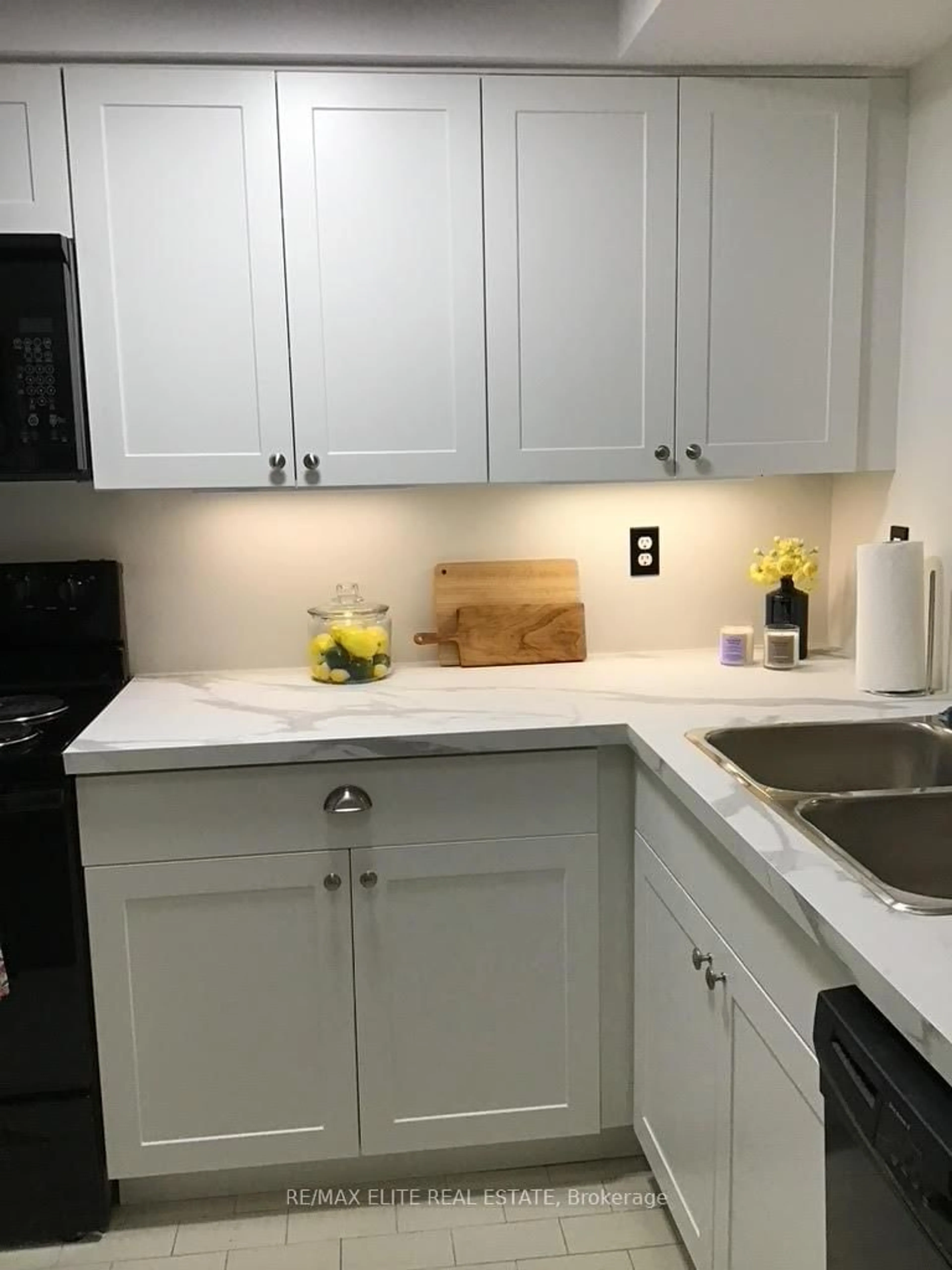 Standard kitchen, ceramic/tile floor for 65 Scadding Ave #323, Toronto Ontario M5A 4L1