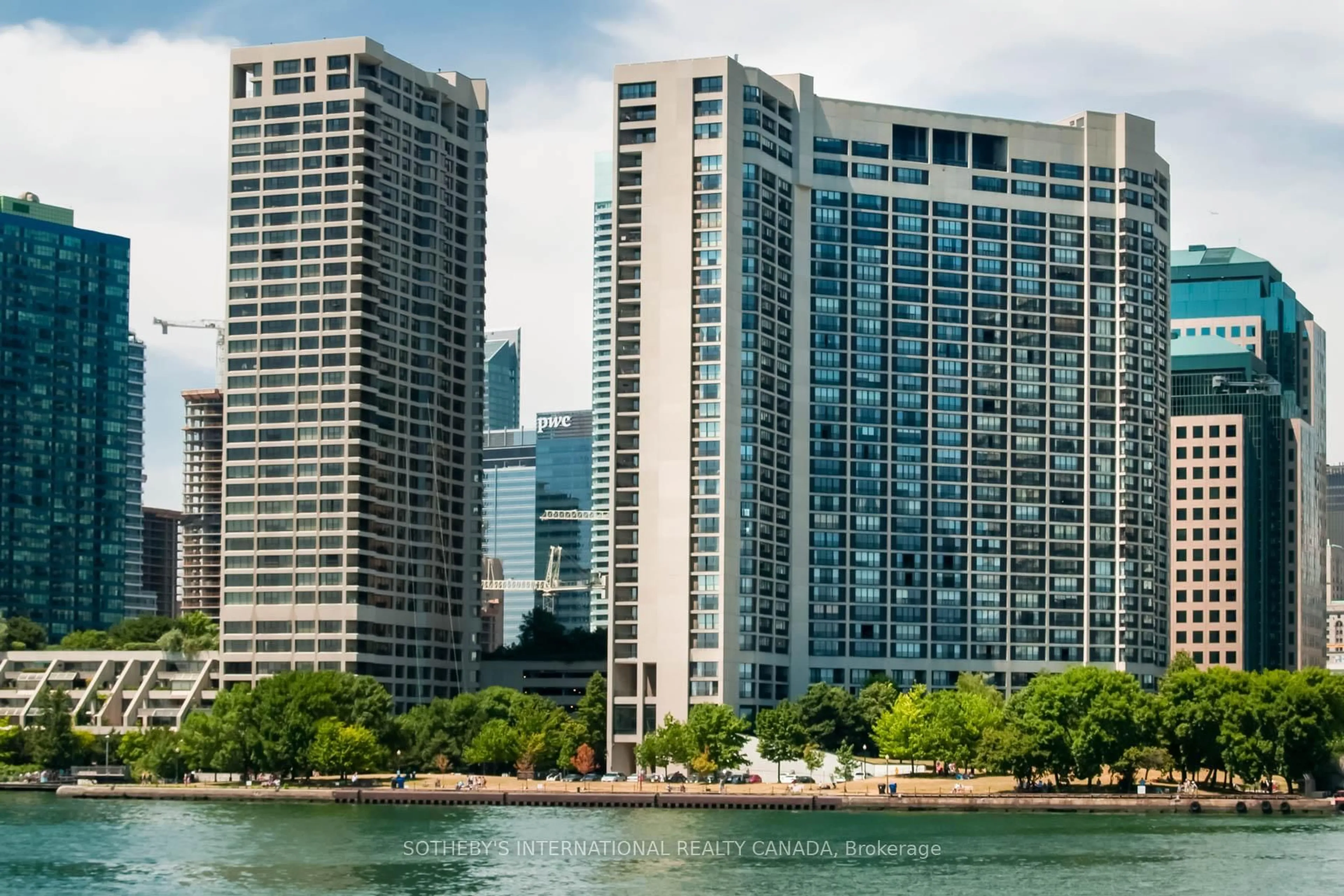 Blurry image for 33 Harbour Sq #1429, Toronto Ontario M5J 2G2