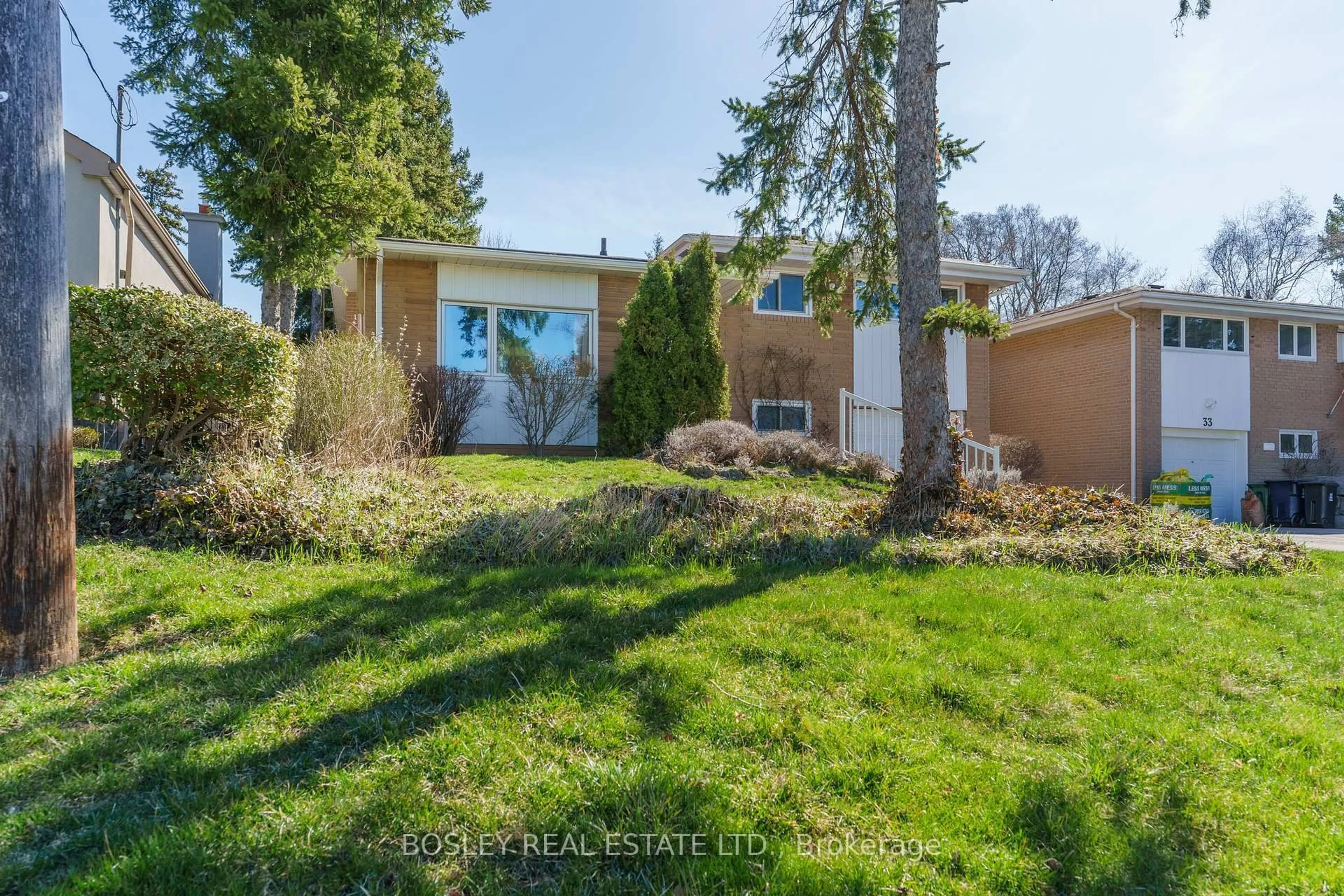 A pic from outside/outdoor area/front of a property/back of a property/a pic from drone, unknown for 35 Cobden St, Toronto Ontario M2R 1S1
