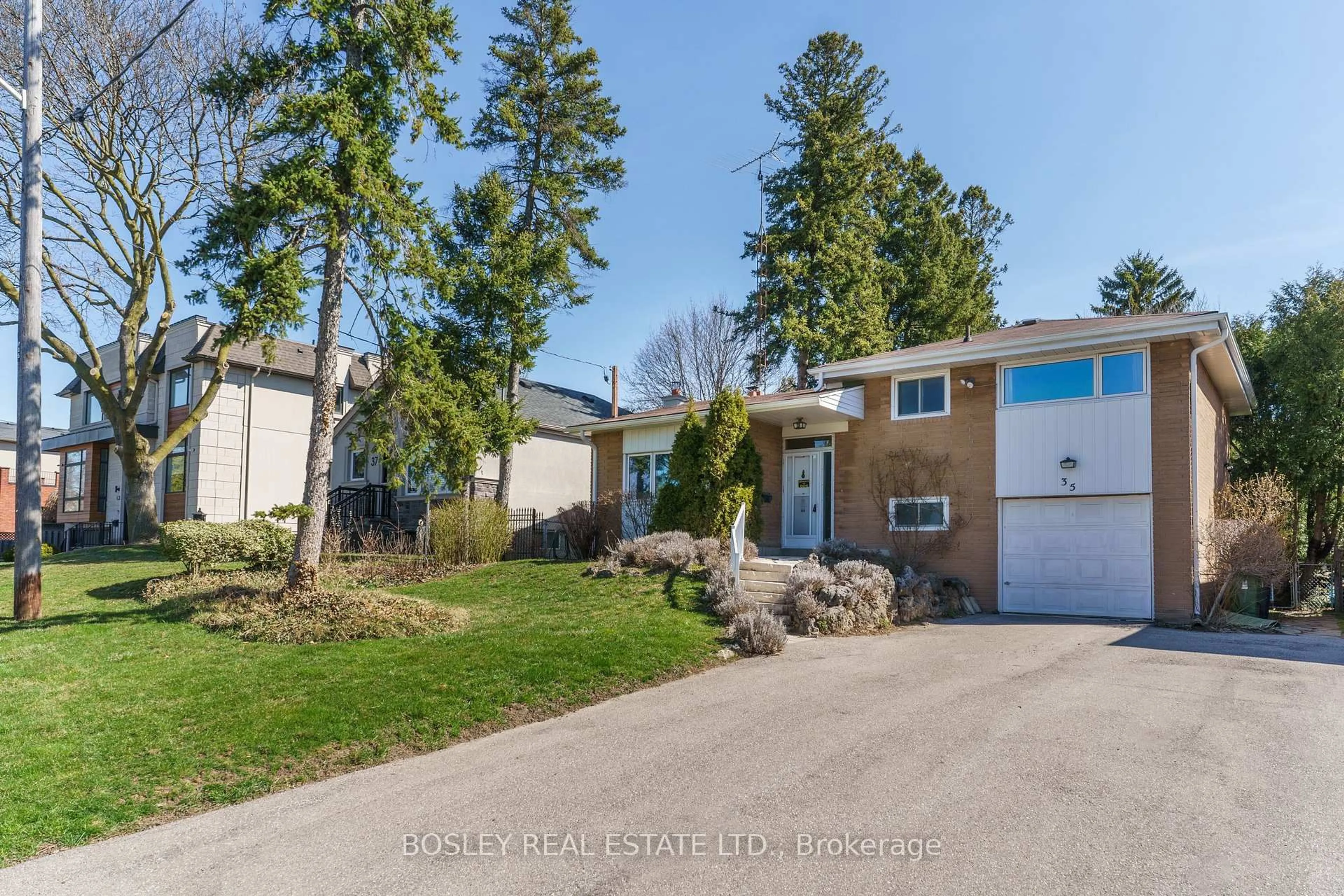 A pic from outside/outdoor area/front of a property/back of a property/a pic from drone, street for 35 Cobden St, Toronto Ontario M2R 1S1