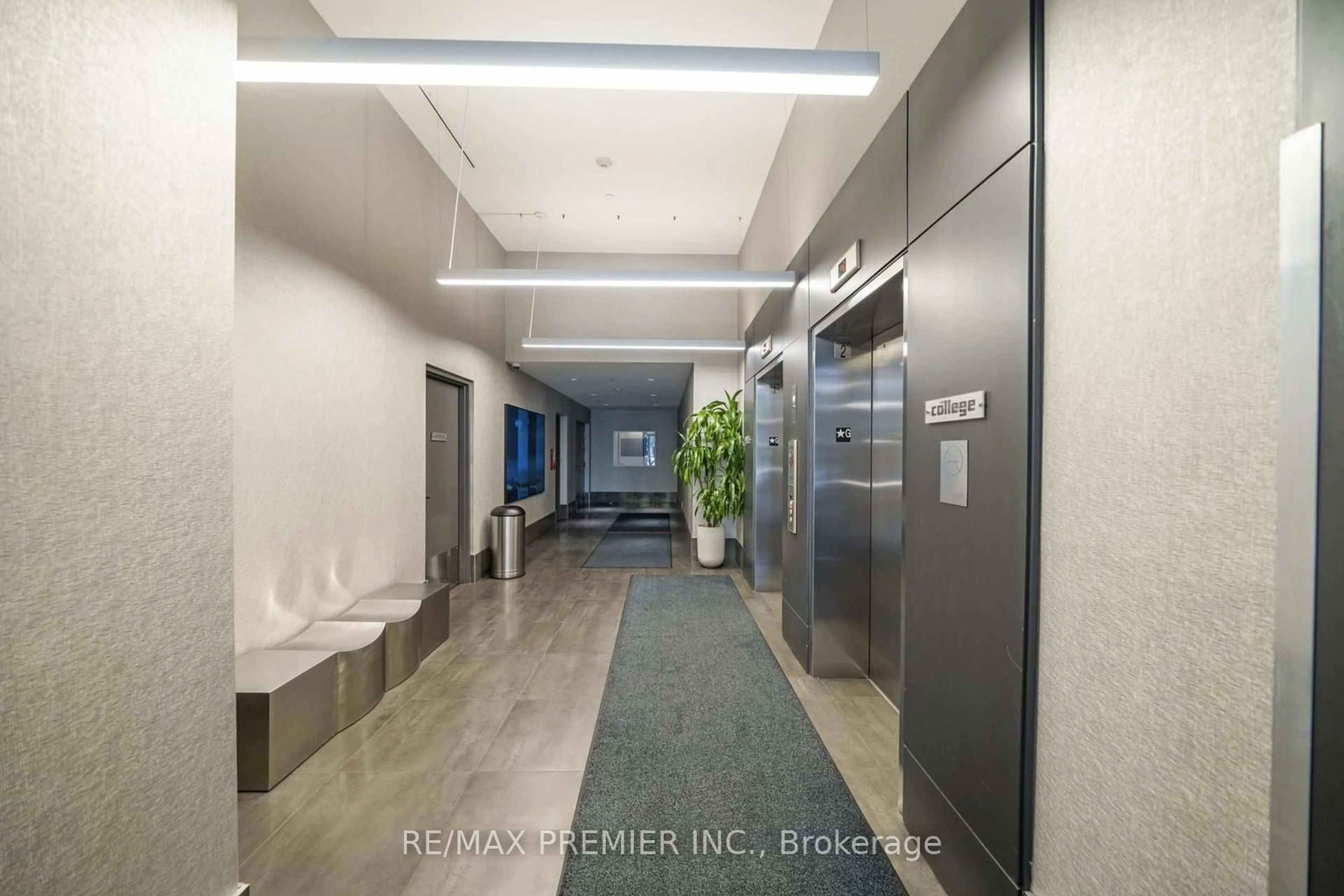 Indoor foyer for 297 College St #1002, Toronto Ontario M5T 1S2