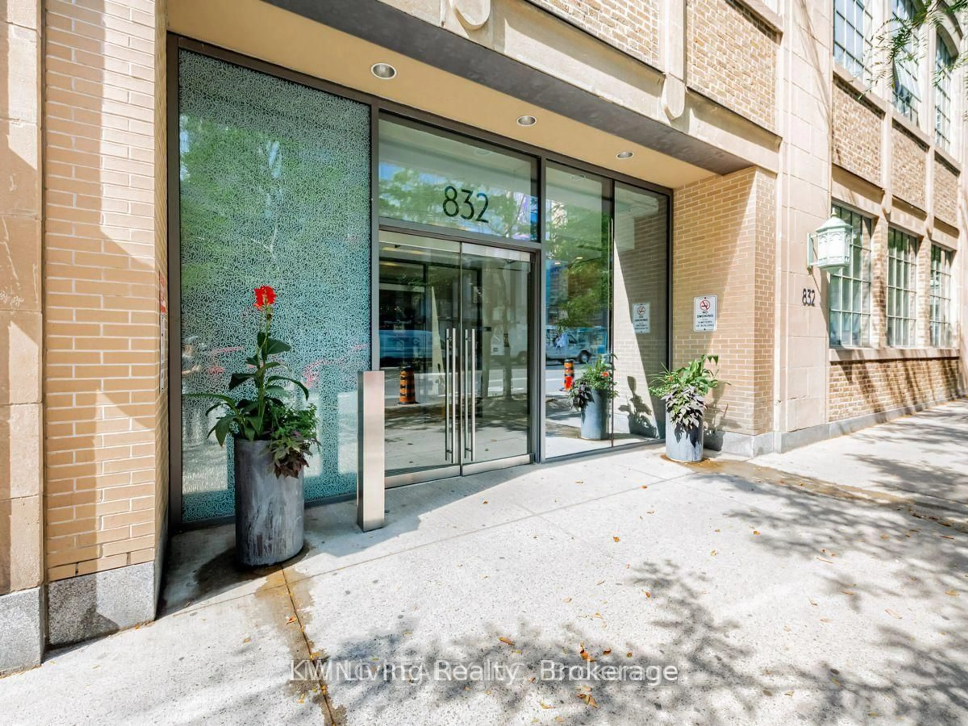 Indoor foyer for 832 Bay St #2002, Toronto Ontario M5S 1Z6